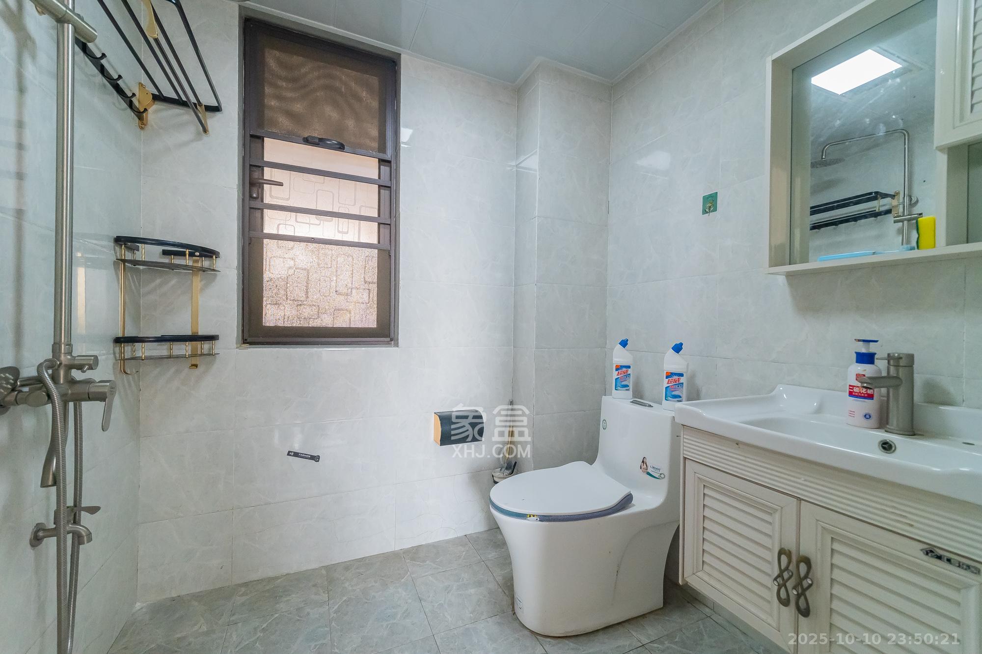 华润置地广场二期  3室2厅2卫    69.8万 华润置地广场二期  3室2厅2卫    69.8万卫生间