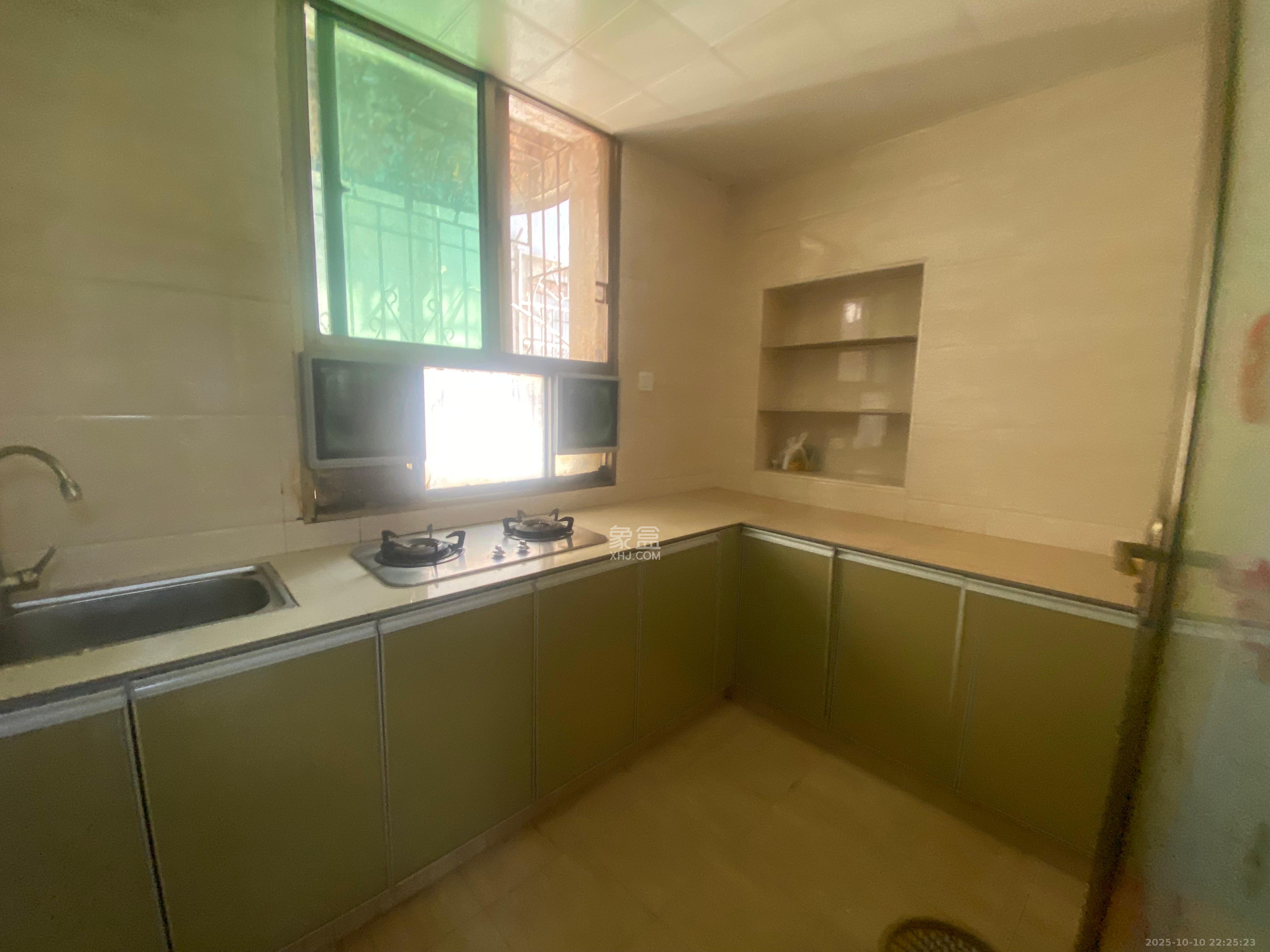 先福安置小区 1室1厅1卫 1000.0元/月 先福安置小区 1室1厅1卫 1000.0元/月室内图