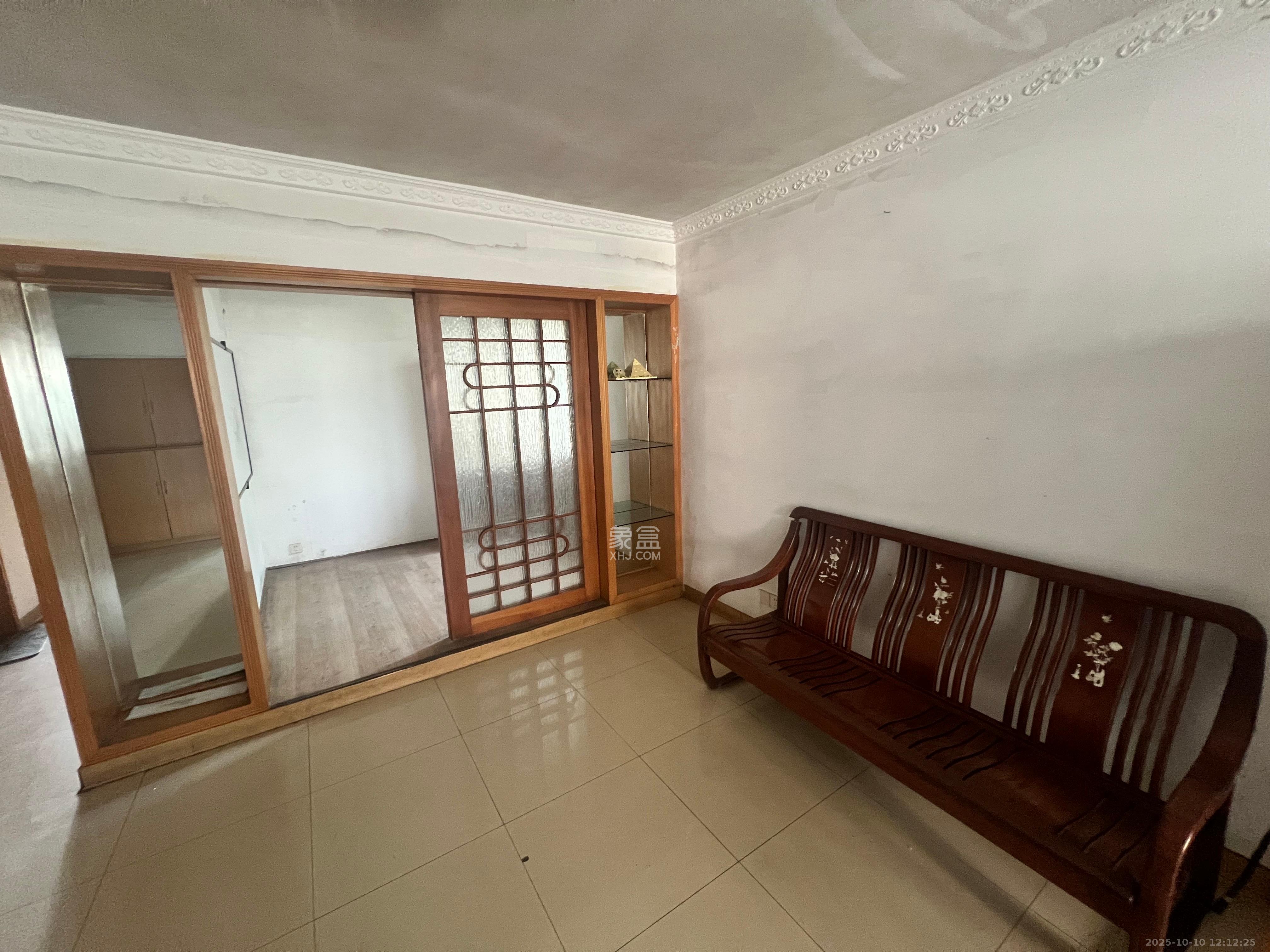 湖南中医药大学梨子山宿舍  2室2厅1卫    1800.0元/月