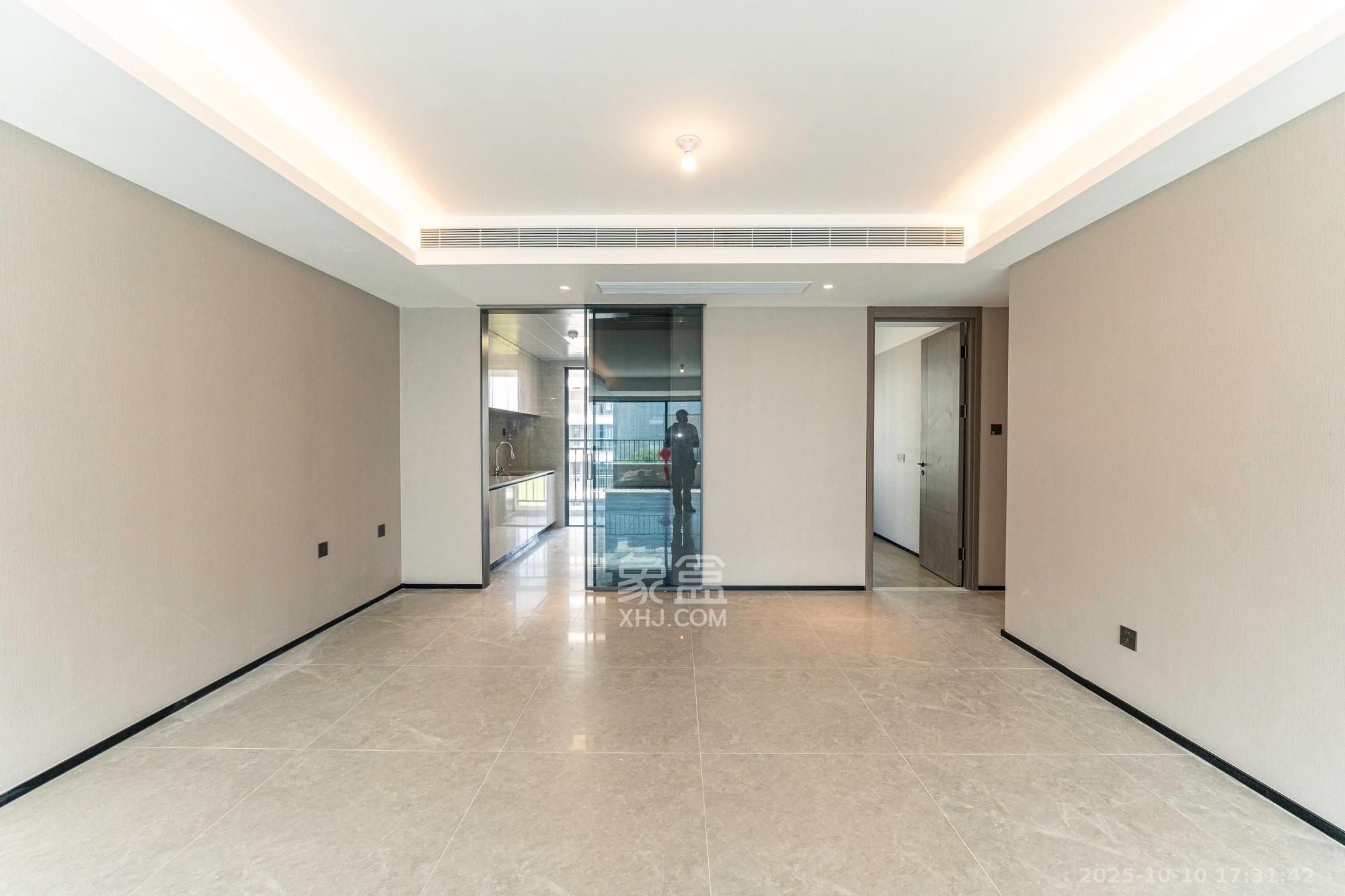 万科松湖天地  4室2厅2卫    200.0万客厅