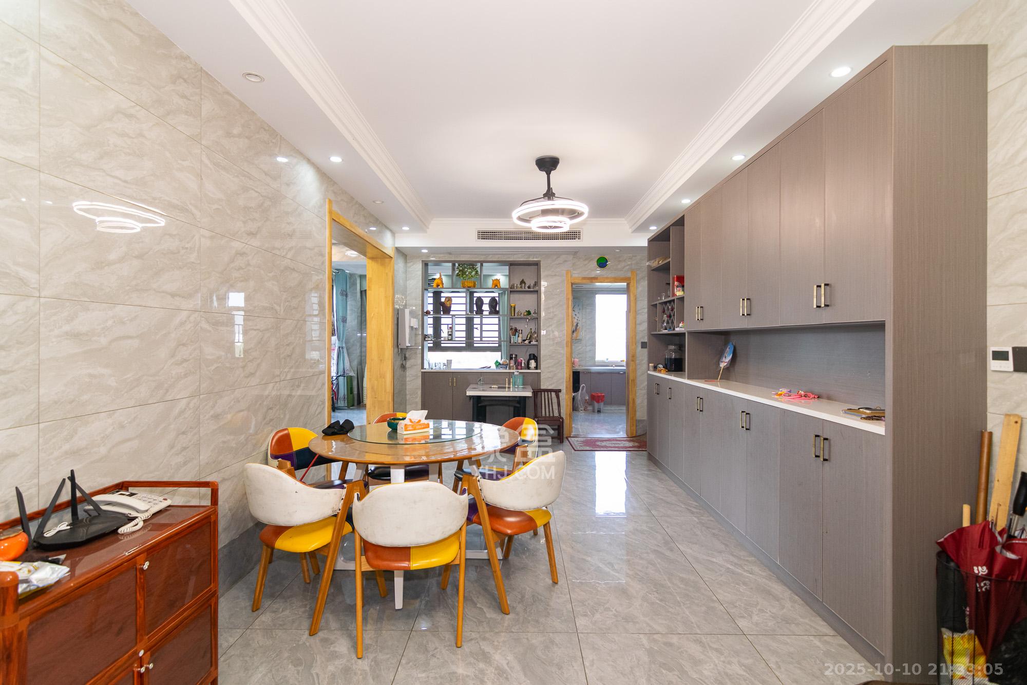 高域自然城 4室2厅2卫 145.0万 高域自然城 4室2厅2卫 145.0万客厅