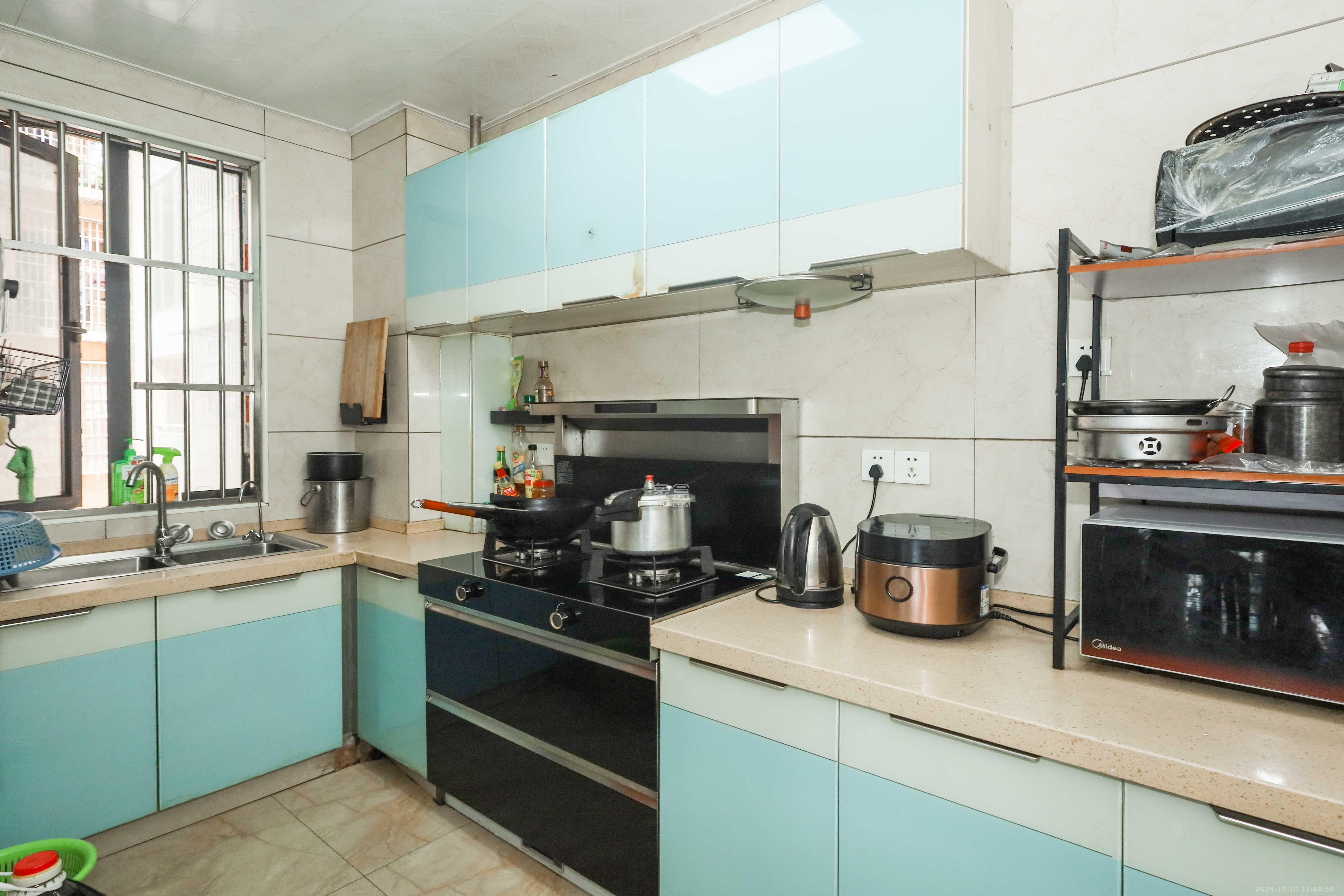 润芳园  4室2厅2卫    120.0万厨房