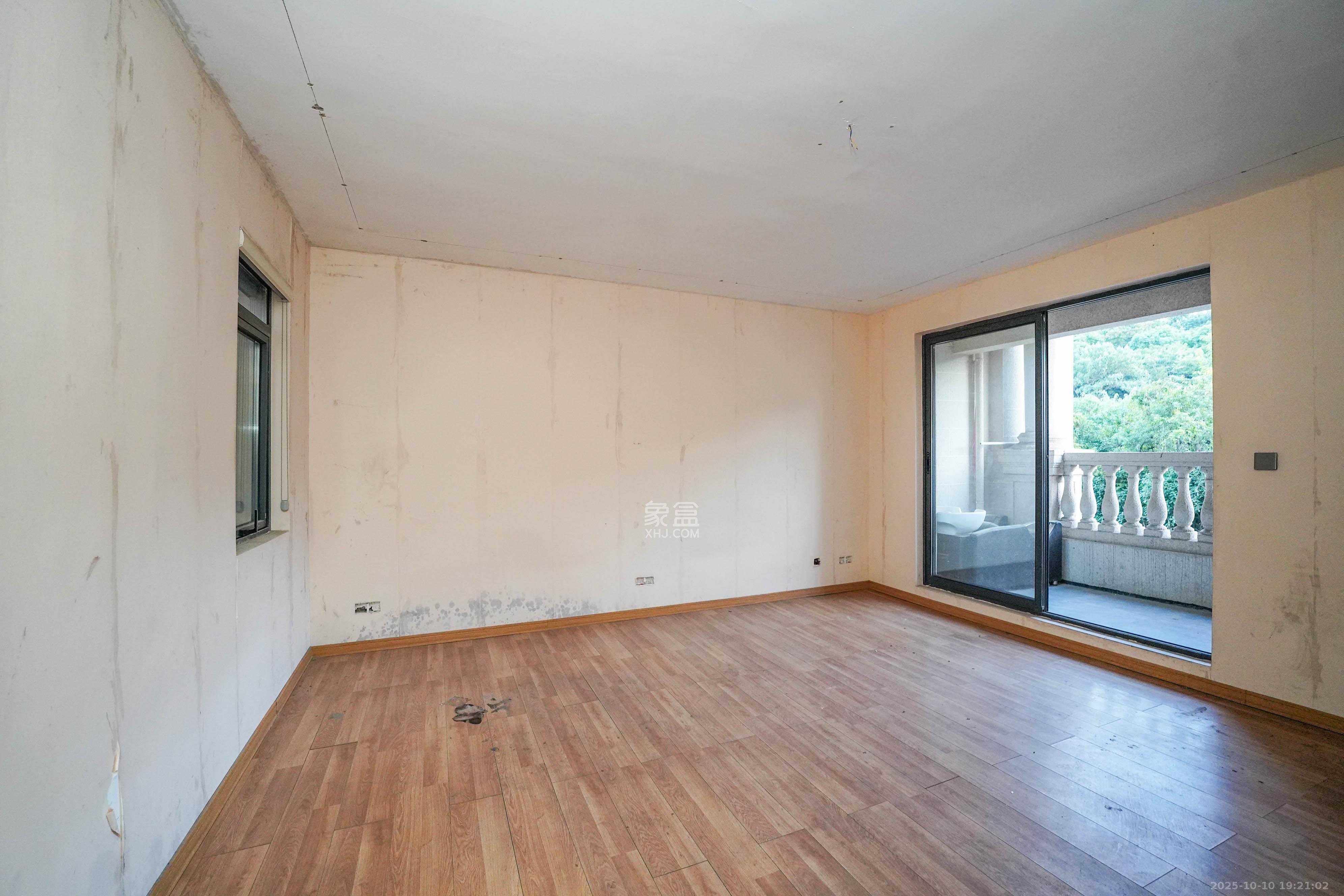 五矿万境蓝山  6室2厅4卫    355.0万卧室