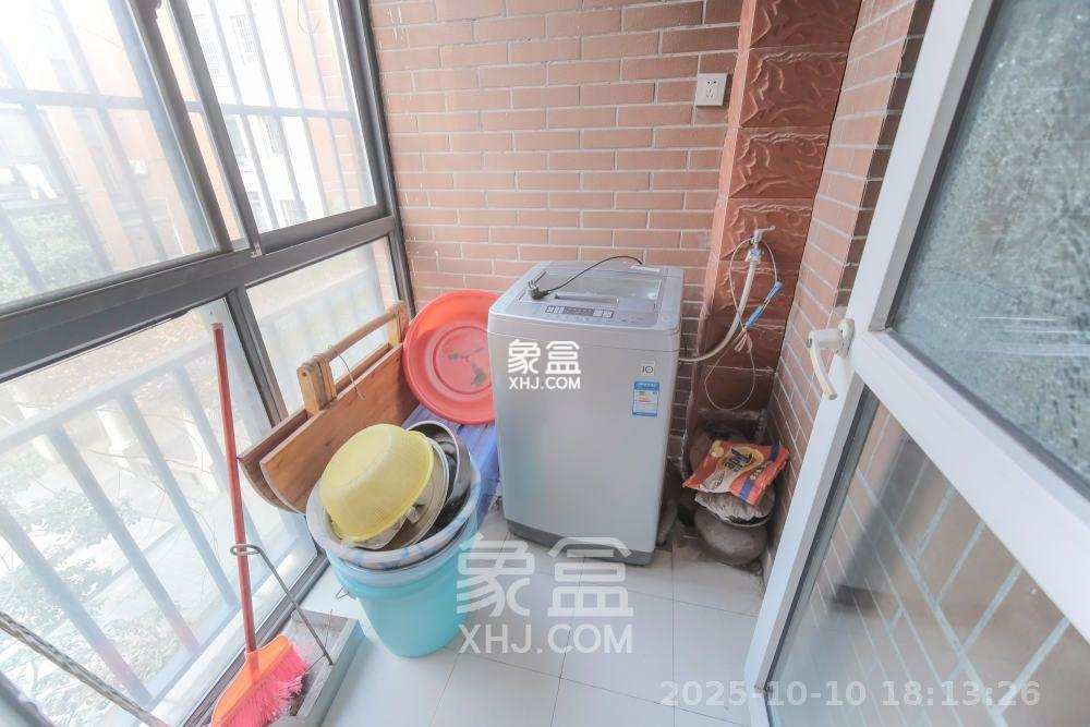 山水湾 3室2厅1卫 2200.0元/月 山水湾 3室2厅1卫 2200.0元/月室内图