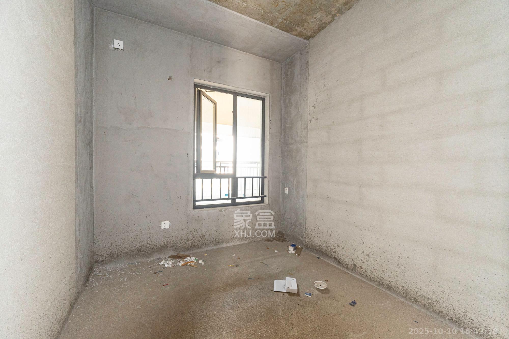 荣盛城  4室2厅2卫    88.0万卧室