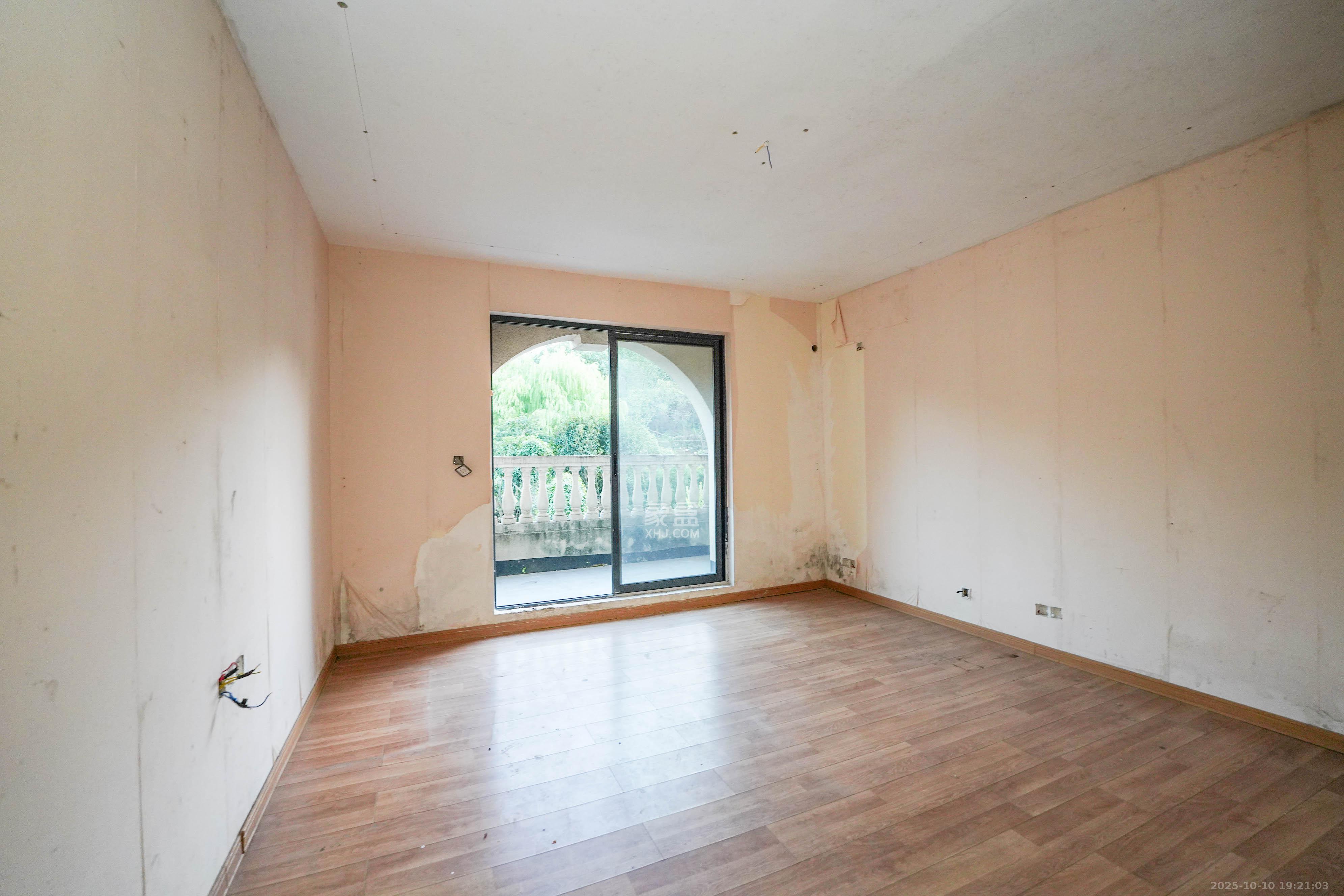 五矿万境蓝山 6室2厅4卫 355.0万 五矿万境蓝山 6室2厅4卫 355.0万卧室