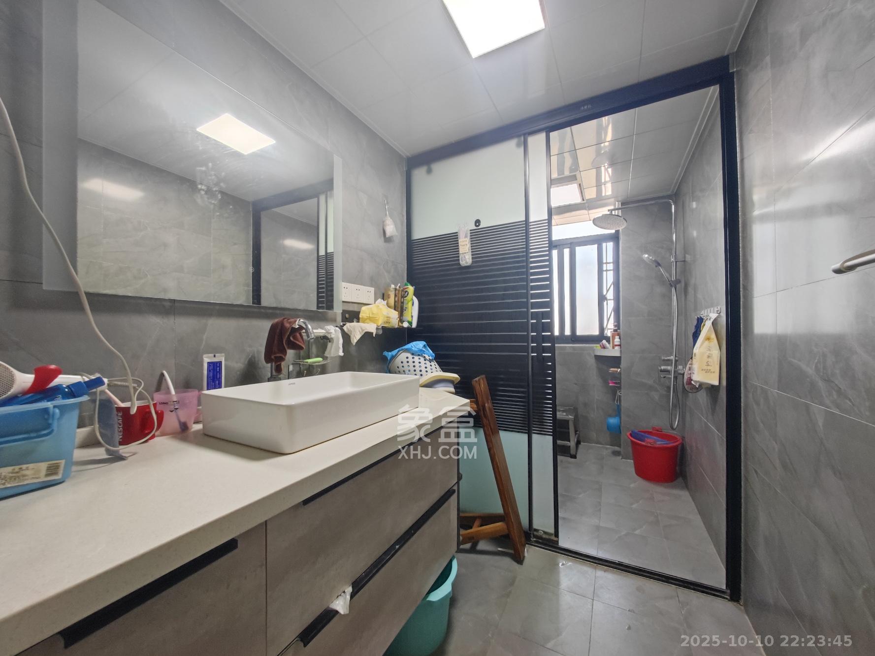 华银天际  5室2厅2卫    178.0万 华银天际  5室2厅2卫    178.0万卫生间