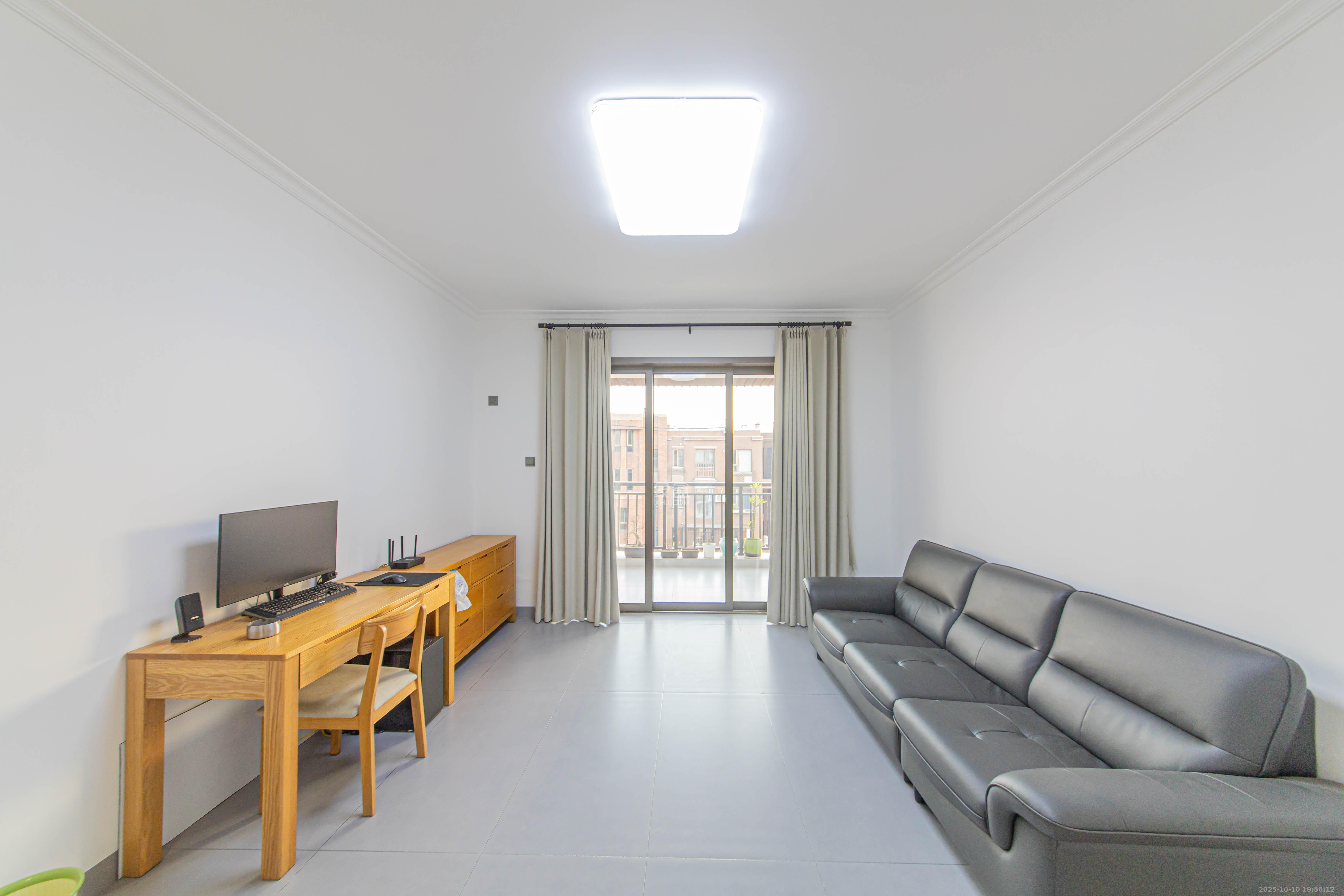 绿地公馆（绿地名邸）  3室2厅2卫    118.0万客厅