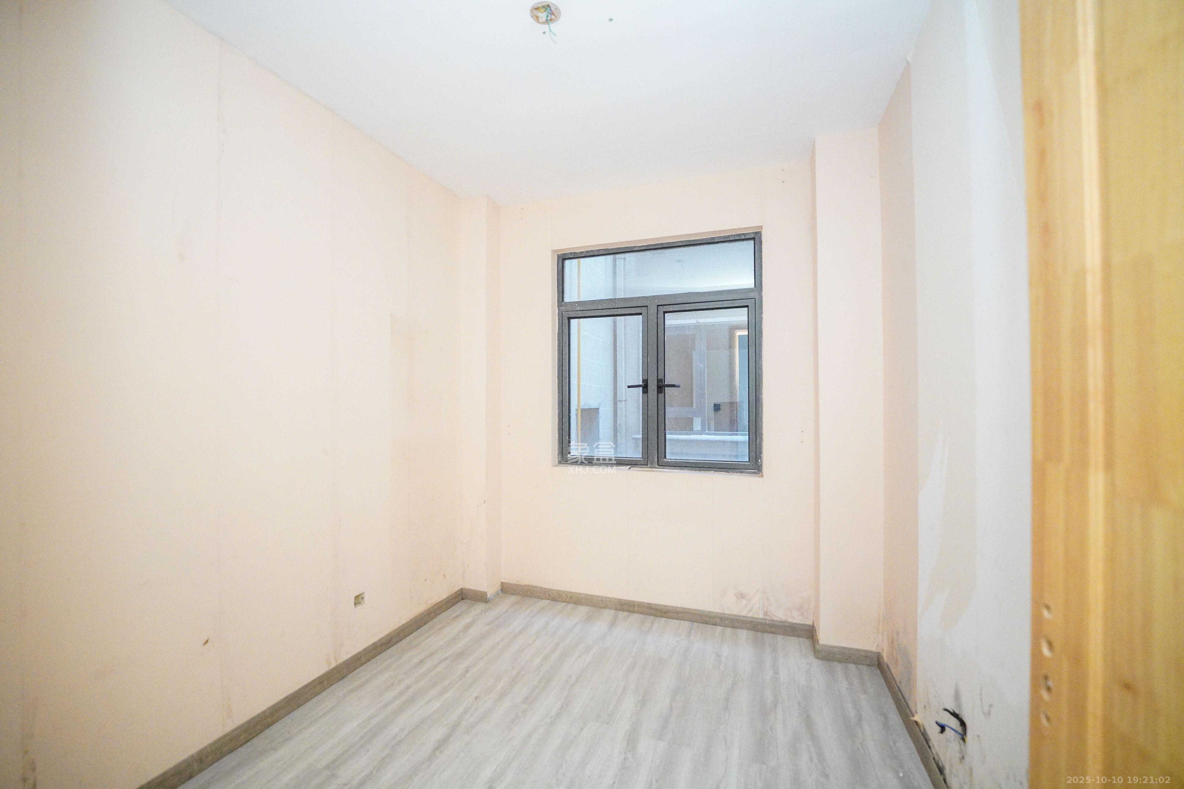 五矿万境蓝山  6室2厅4卫    355.0万卧室