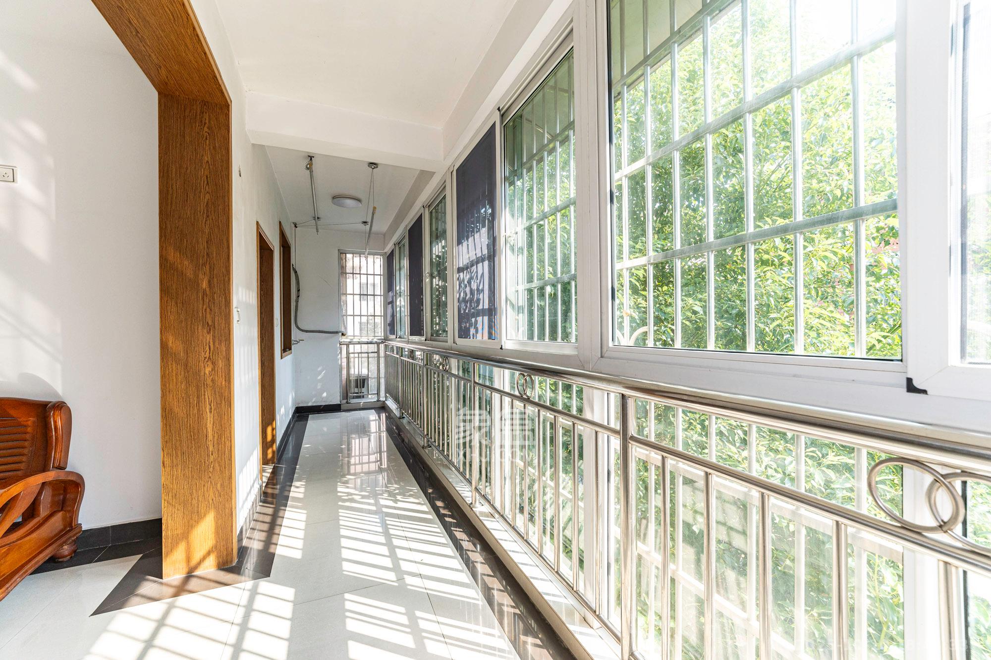 金鹰机电大市场  5室2厅2卫    106.8万阳台