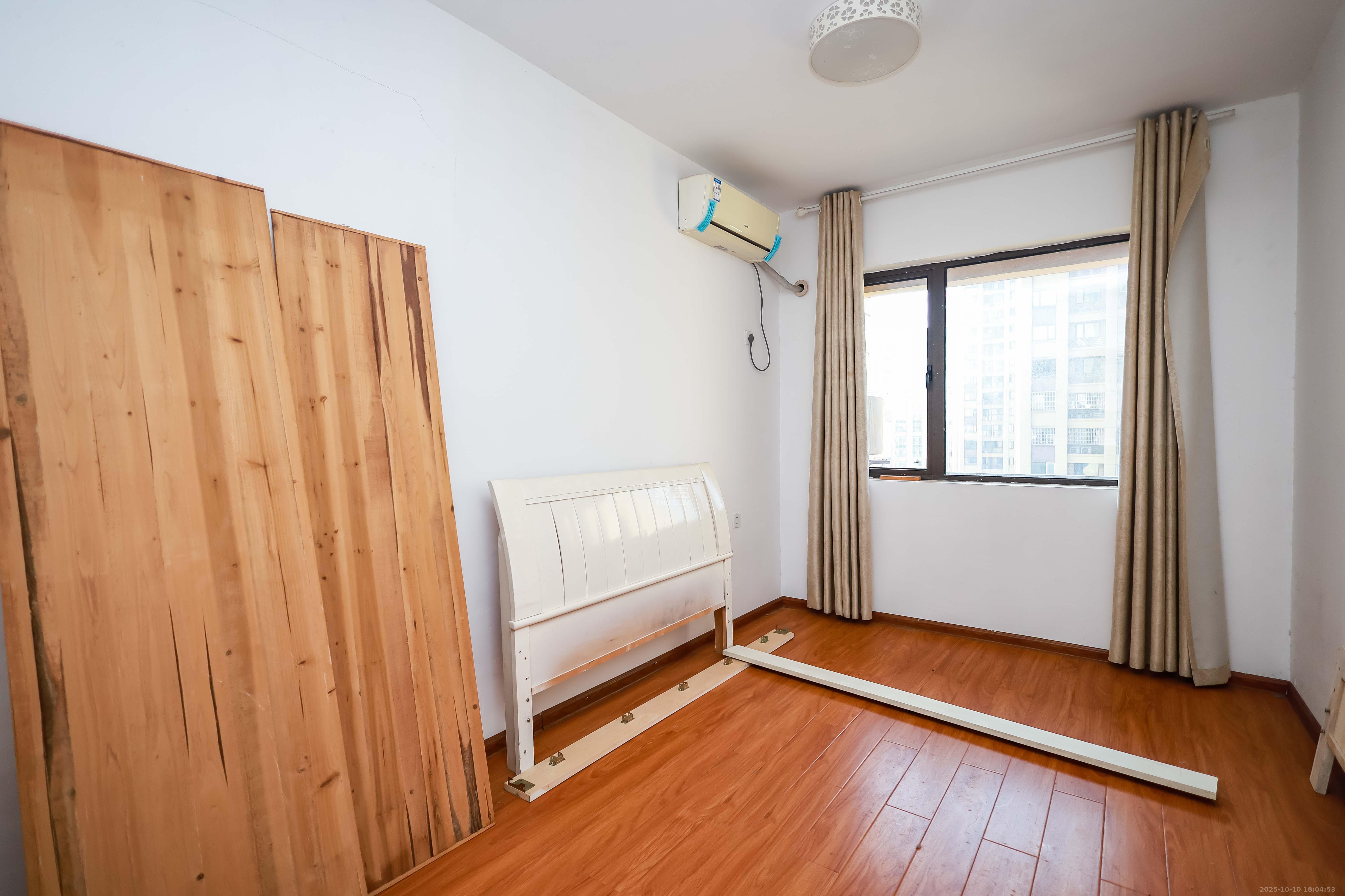 奥克斯缔壹城  4室2厅2卫    128.0万 奥克斯缔壹城  4室2厅2卫    128.0万卧室