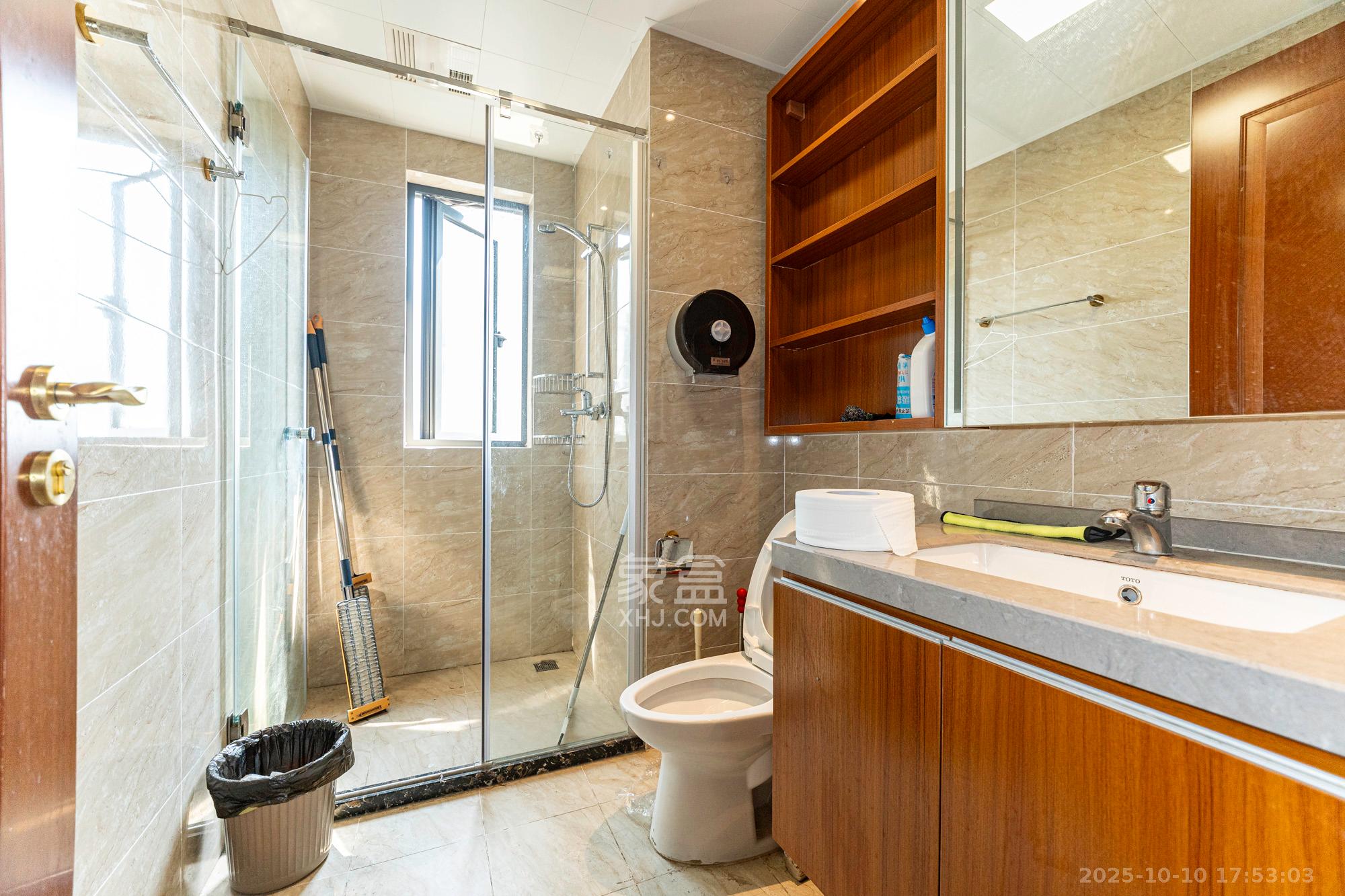 恒大雅苑  4室2厅2卫    158.0万卫生间