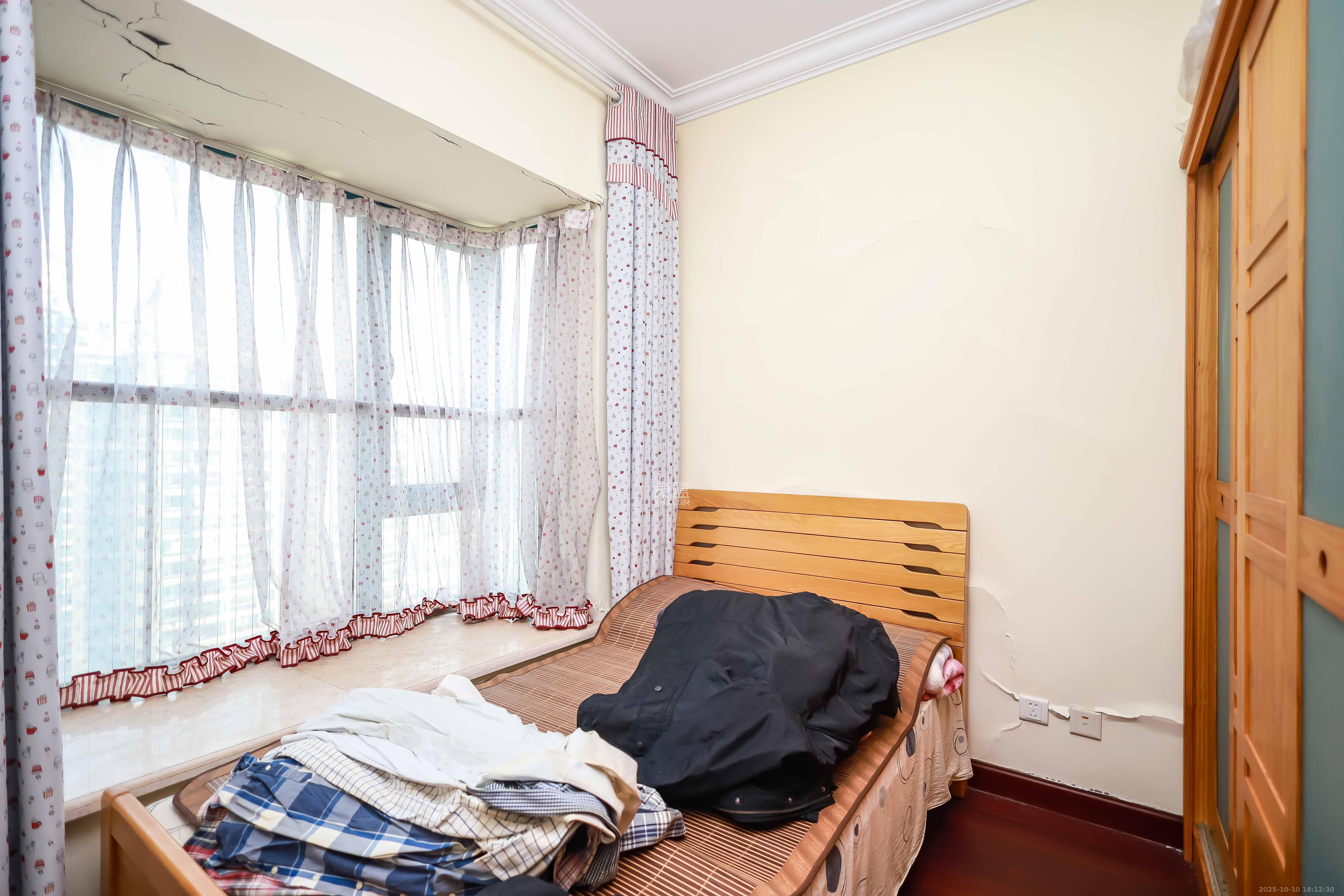 恒大华府  3室2厅1卫    118.0万卧室