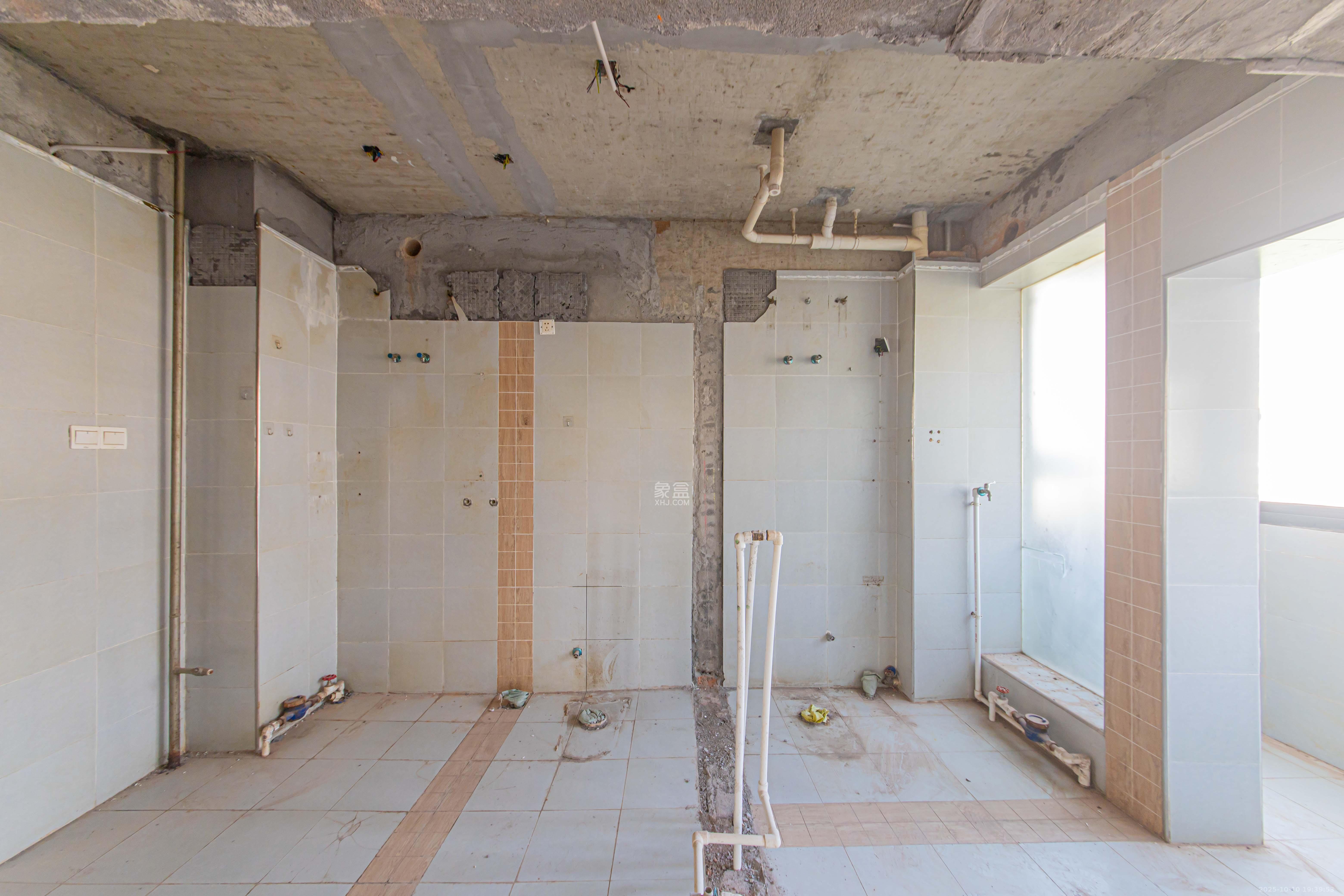 银桂苑  4室2厅2卫    126.0万厨房