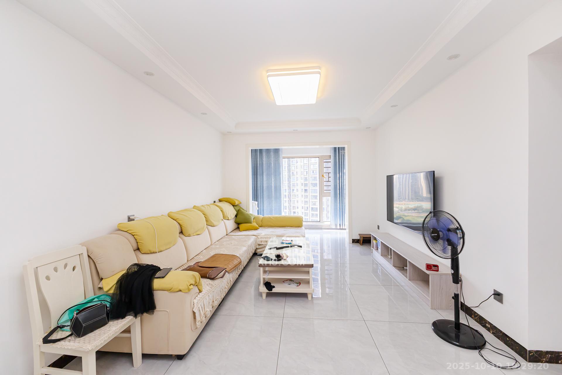 勤诚达境界城  3室2厅2卫    98.0万客厅