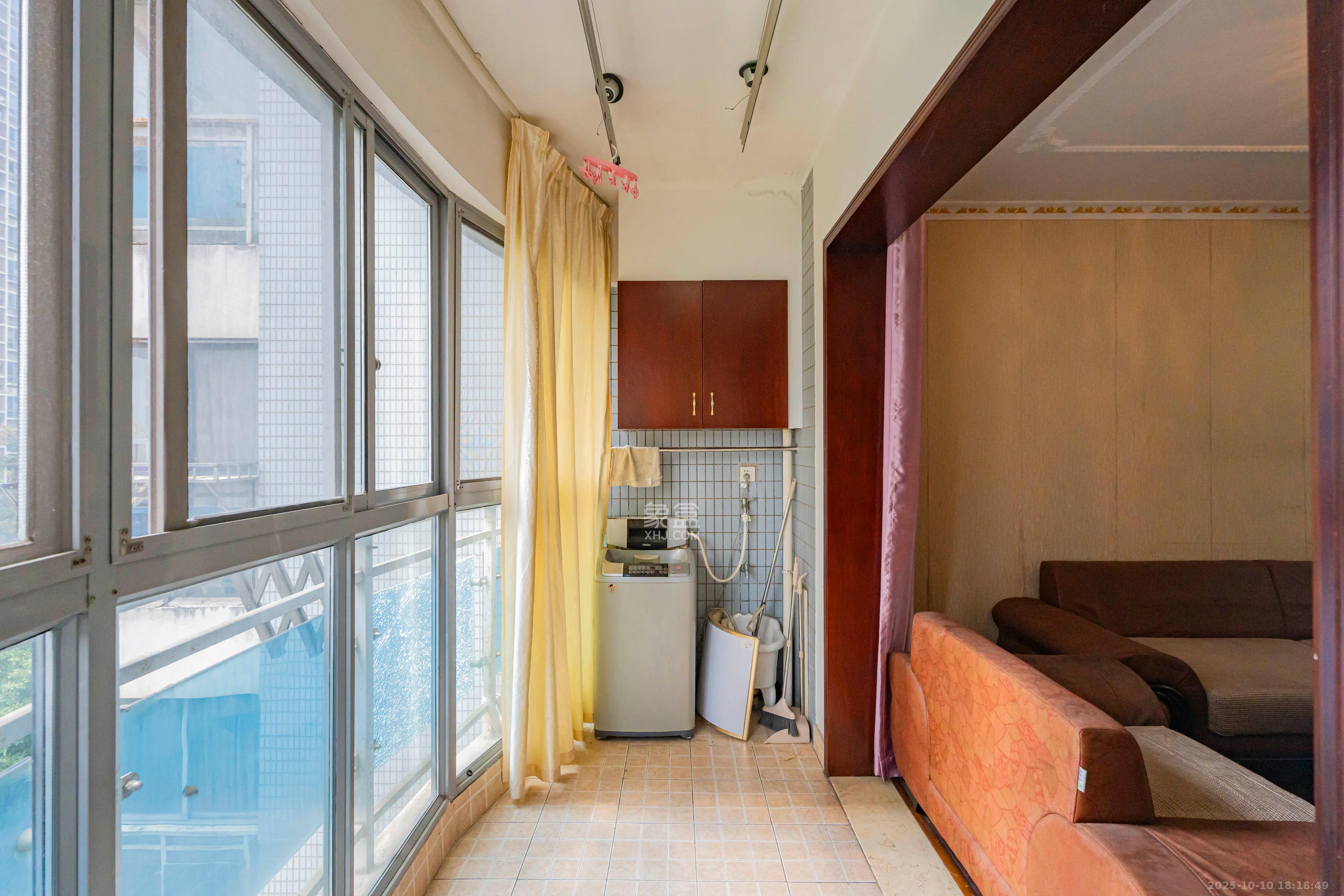 凯乐国际城 2室2厅1卫 90.0万 凯乐国际城 2室2厅1卫 90.0万阳台