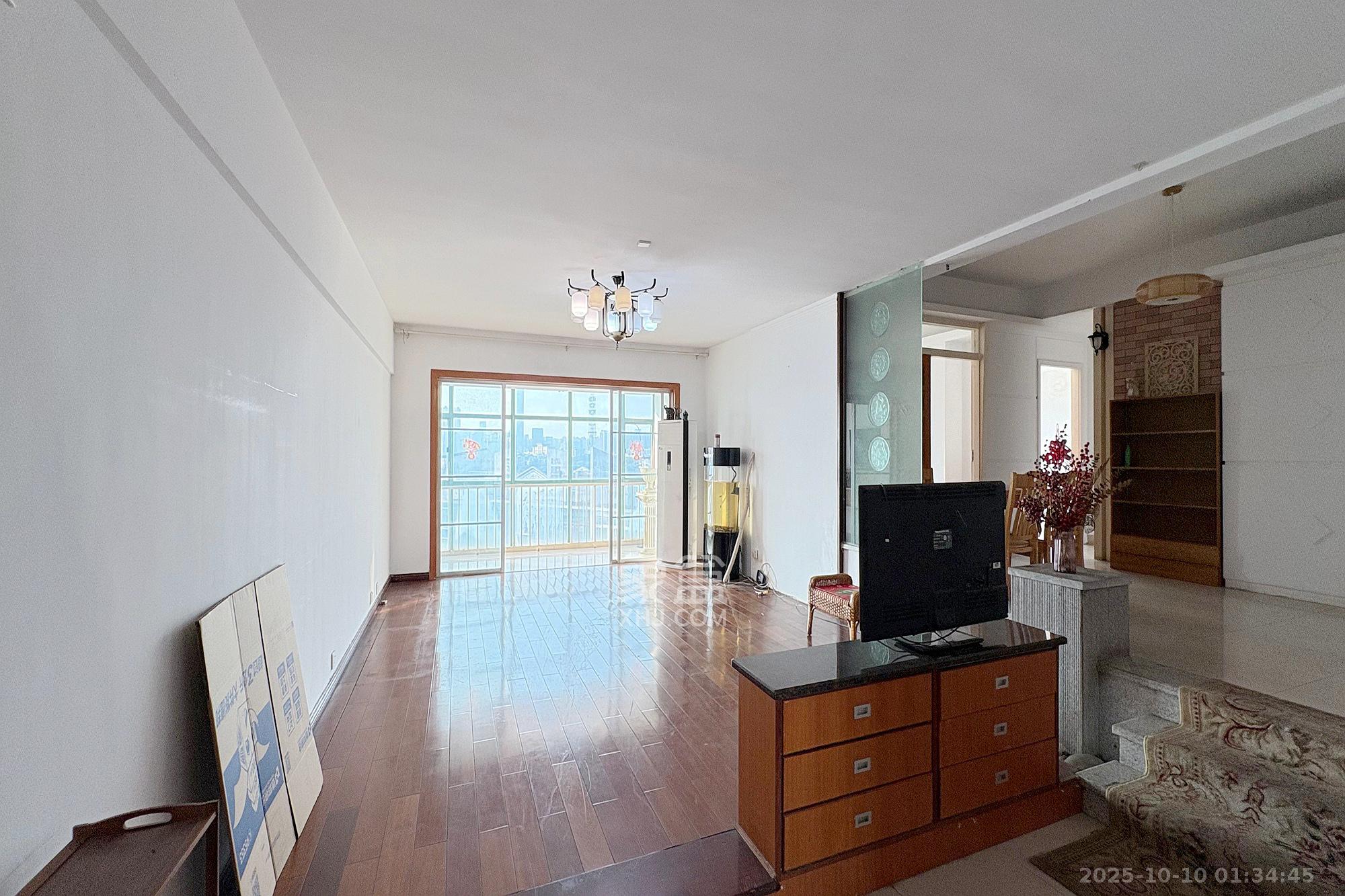 梦泽园  4室2厅1卫    220.0万客厅