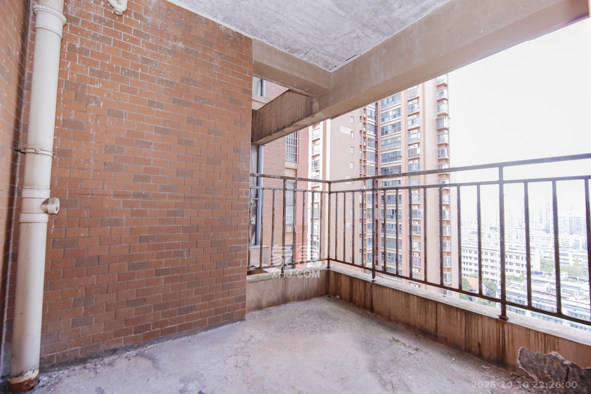 上海城小区  4室2厅2卫    168.0万阳台