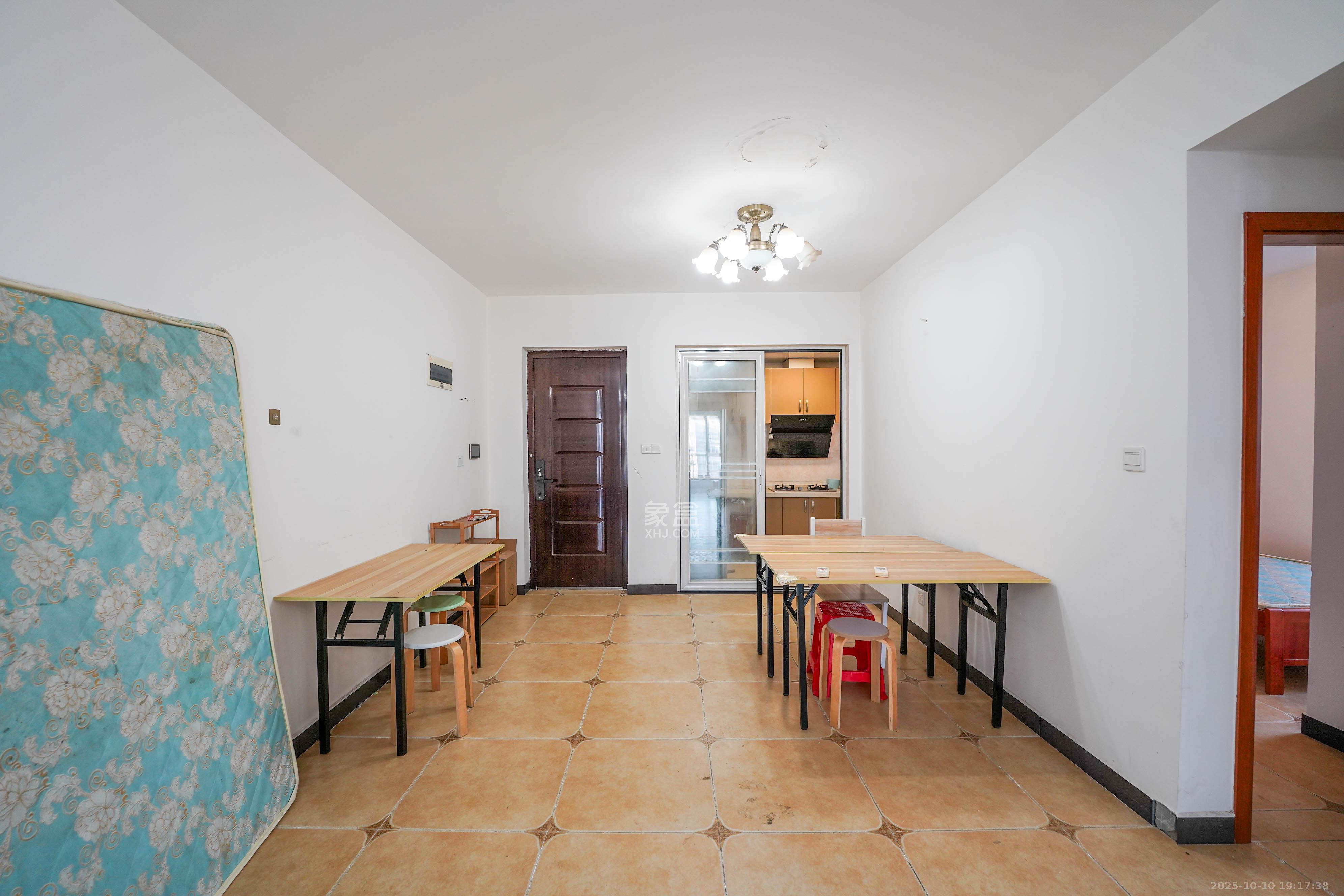 汇金城/嘉华城（二期、三期）  3室2厅2卫    118.0万客厅