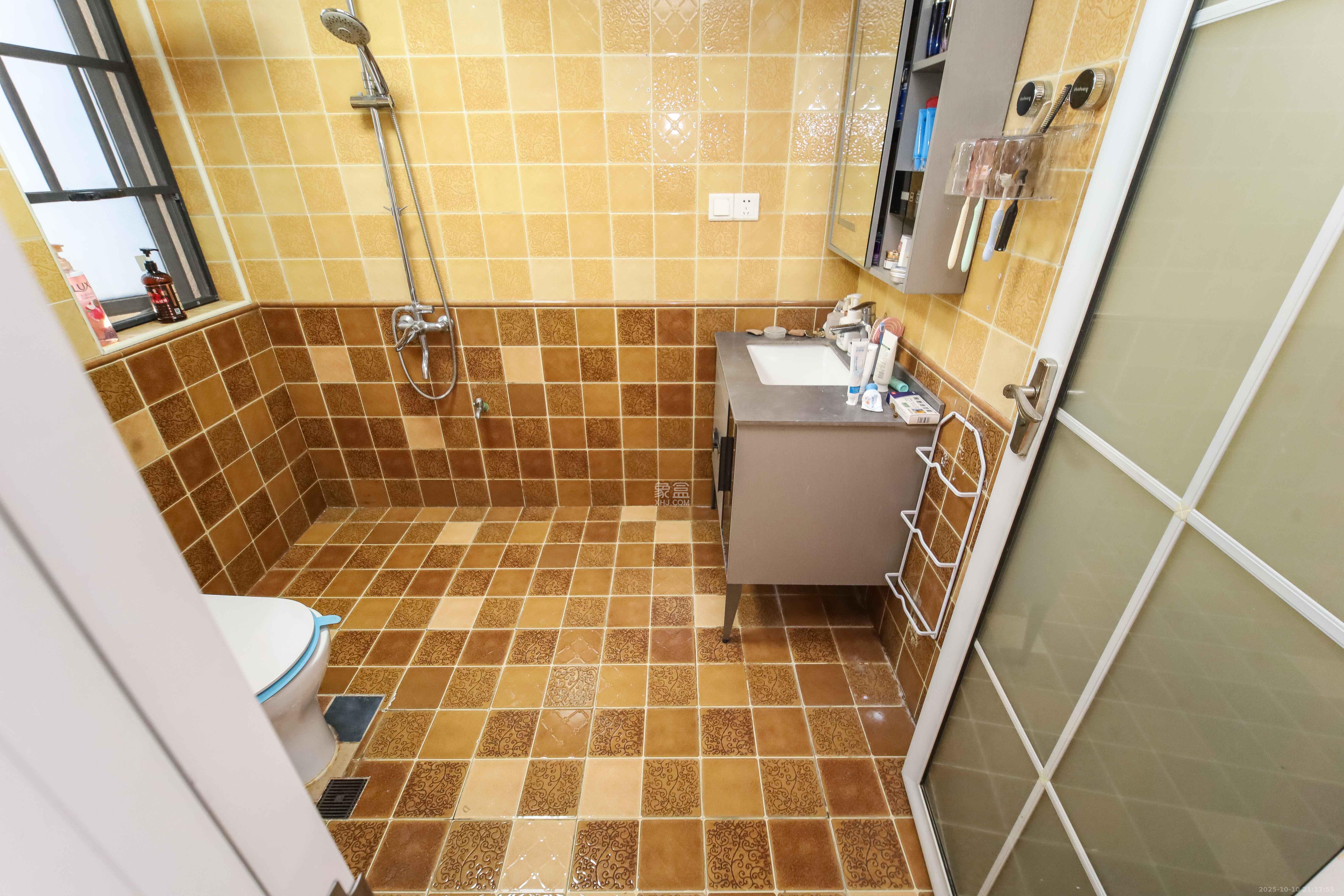 江河东澜湾  3室2厅2卫    135.0万卫生间