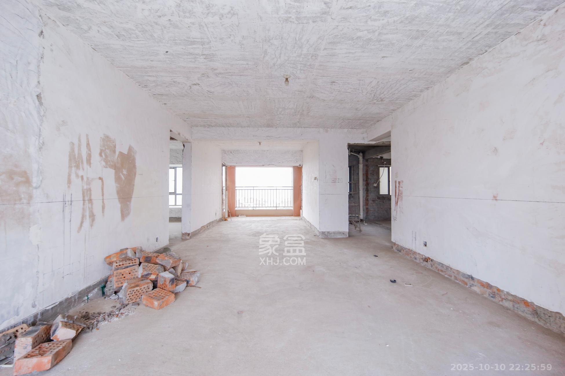 上海城小区  4室2厅2卫    168.0万客厅