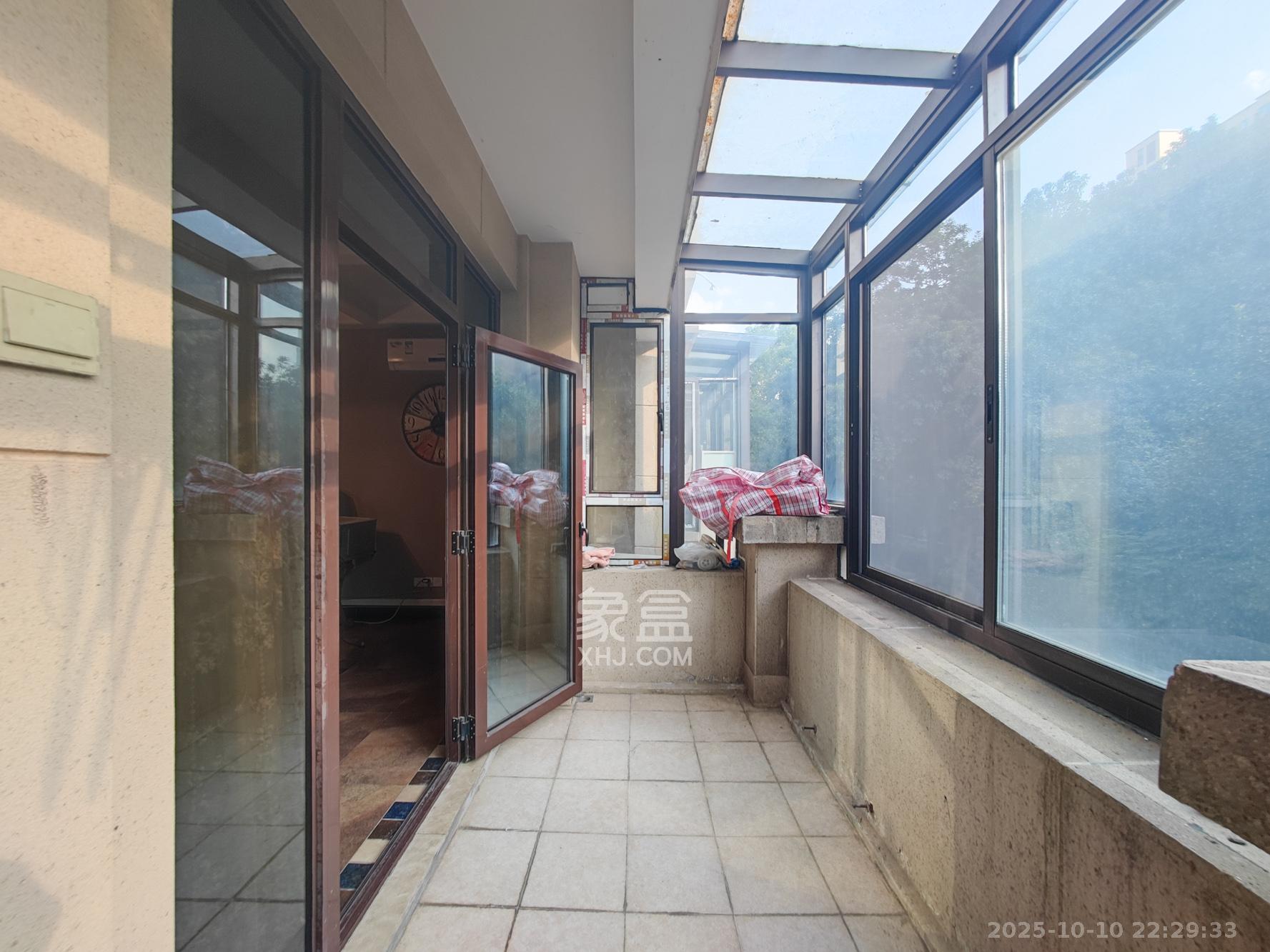 欧莱雅郡 4室2厅2卫 158.8万 欧莱雅郡 4室2厅2卫 158.8万阳台