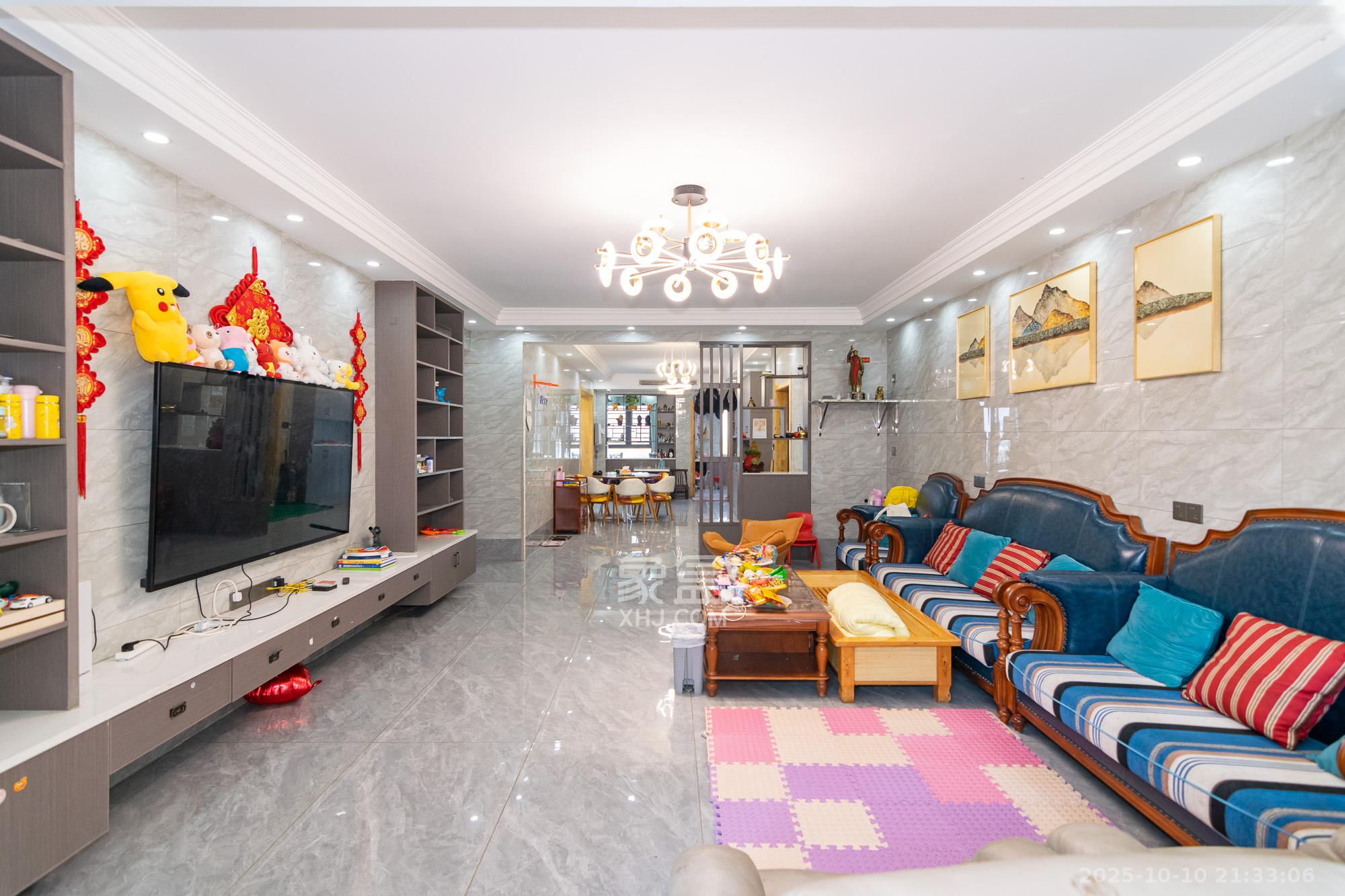 高域自然城 4室2厅2卫 145.0万 高域自然城 4室2厅2卫 145.0万客厅