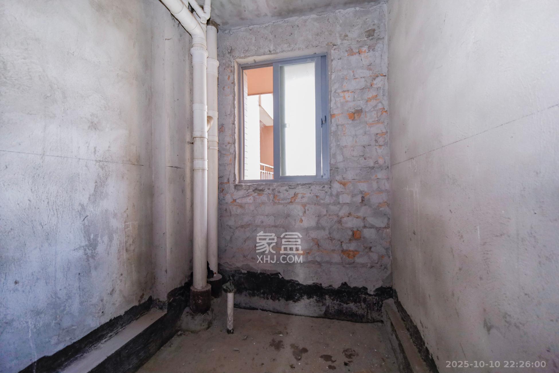 上海城小区  4室2厅2卫    168.0万卫生间