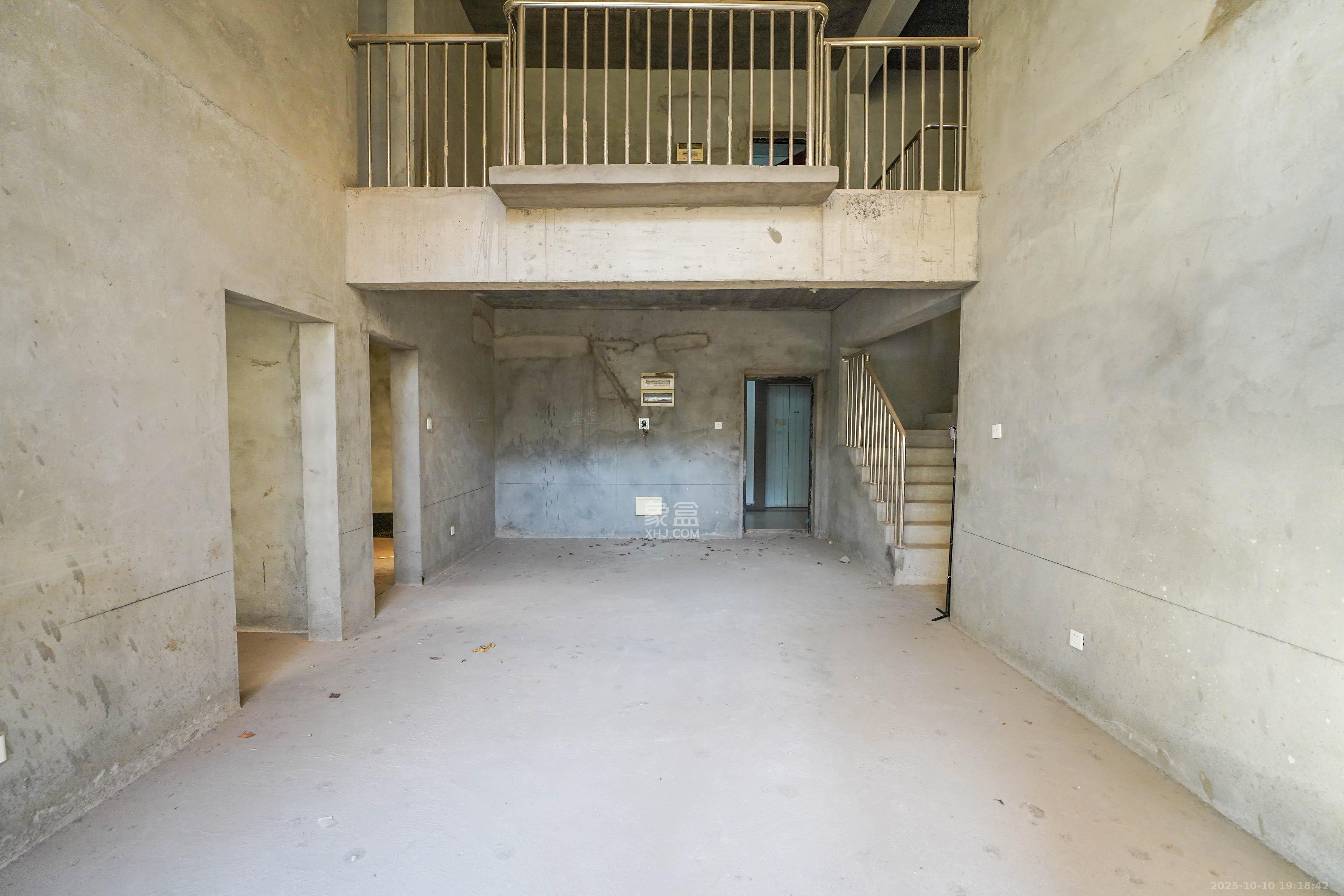 嘉华城（一期）  4室2厅2卫    150.0万客厅