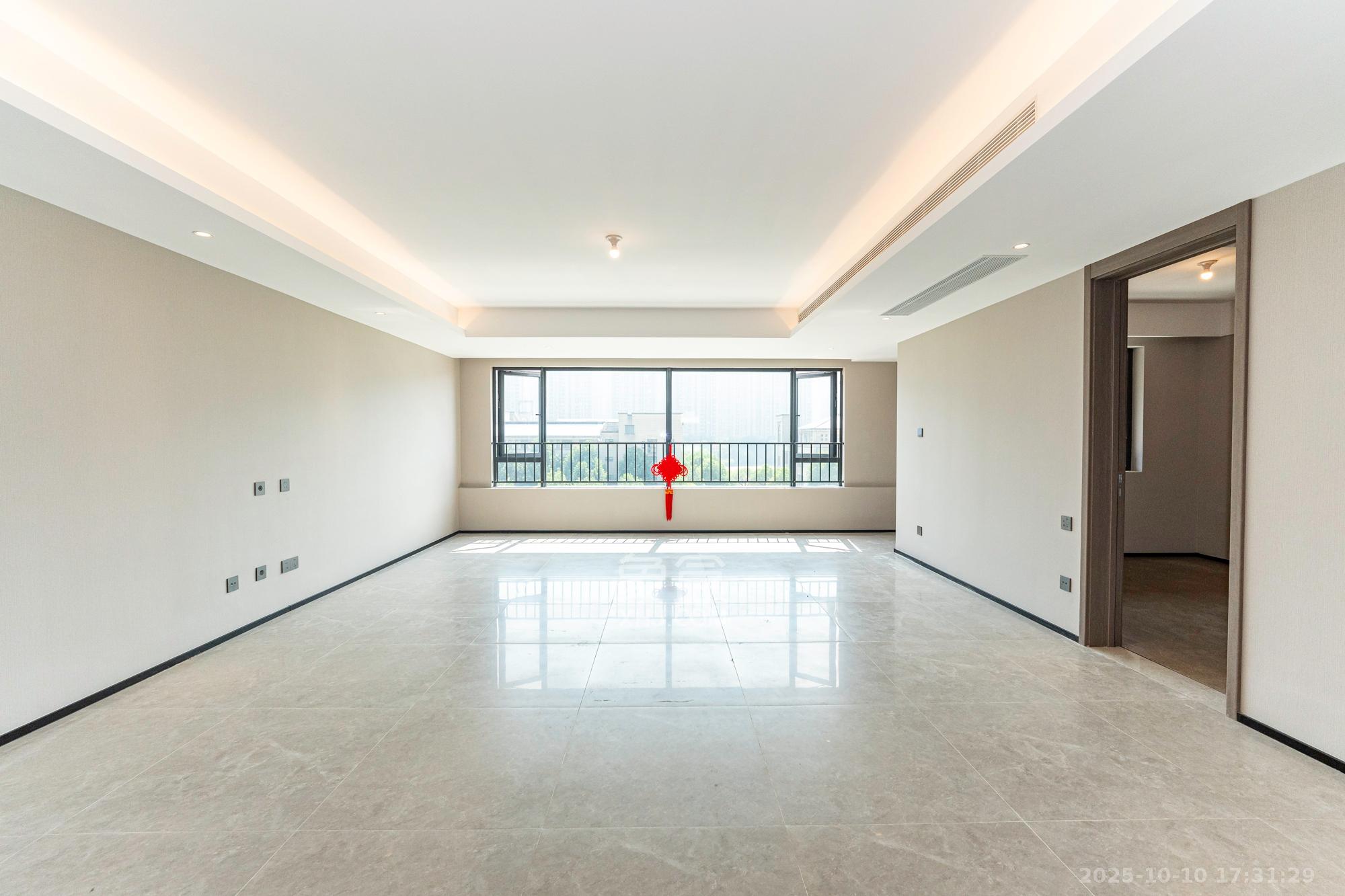 万科松湖天地  4室2厅2卫    200.0万