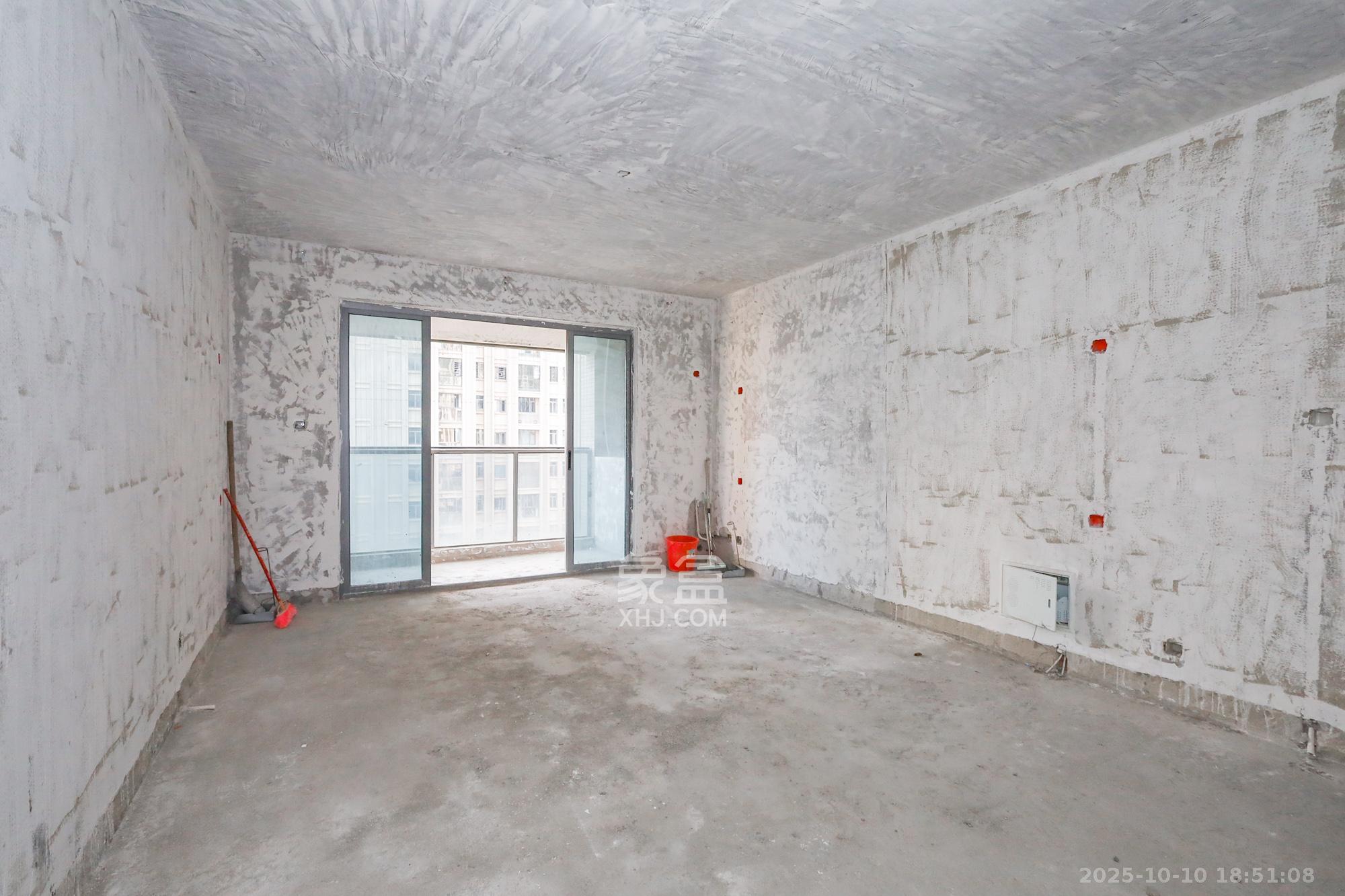 八方小区C区 1室2厅2卫 335.0万 八方小区C区 1室2厅2卫 335.0万客厅