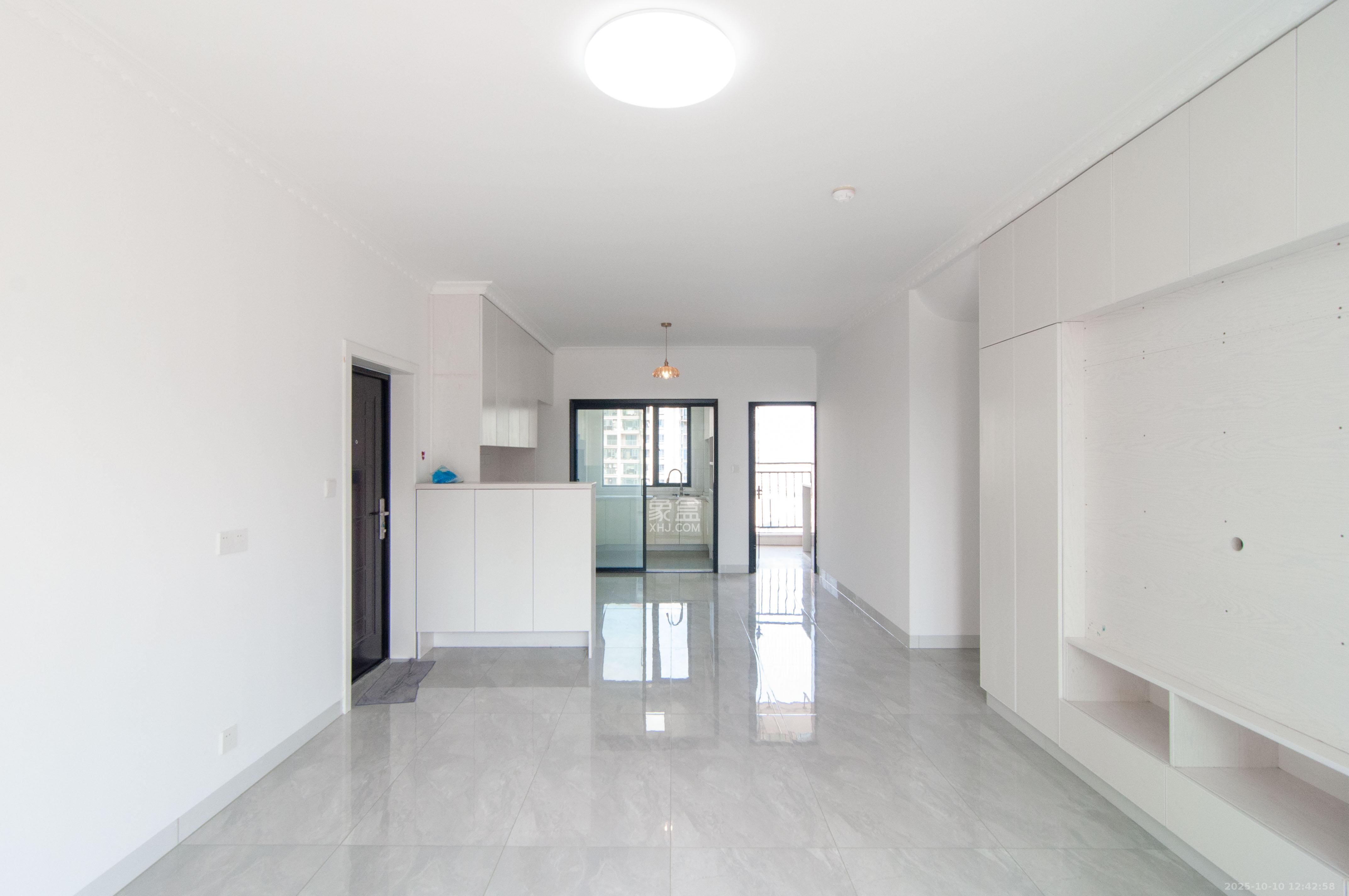 振业城三期 4室2厅2卫 198.0万 振业城三期 4室2厅2卫 198.0万客厅