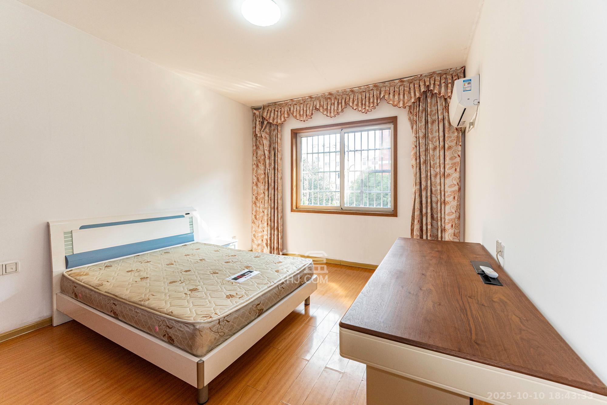 金鹰机电大市场  5室2厅2卫    106.8万卧室