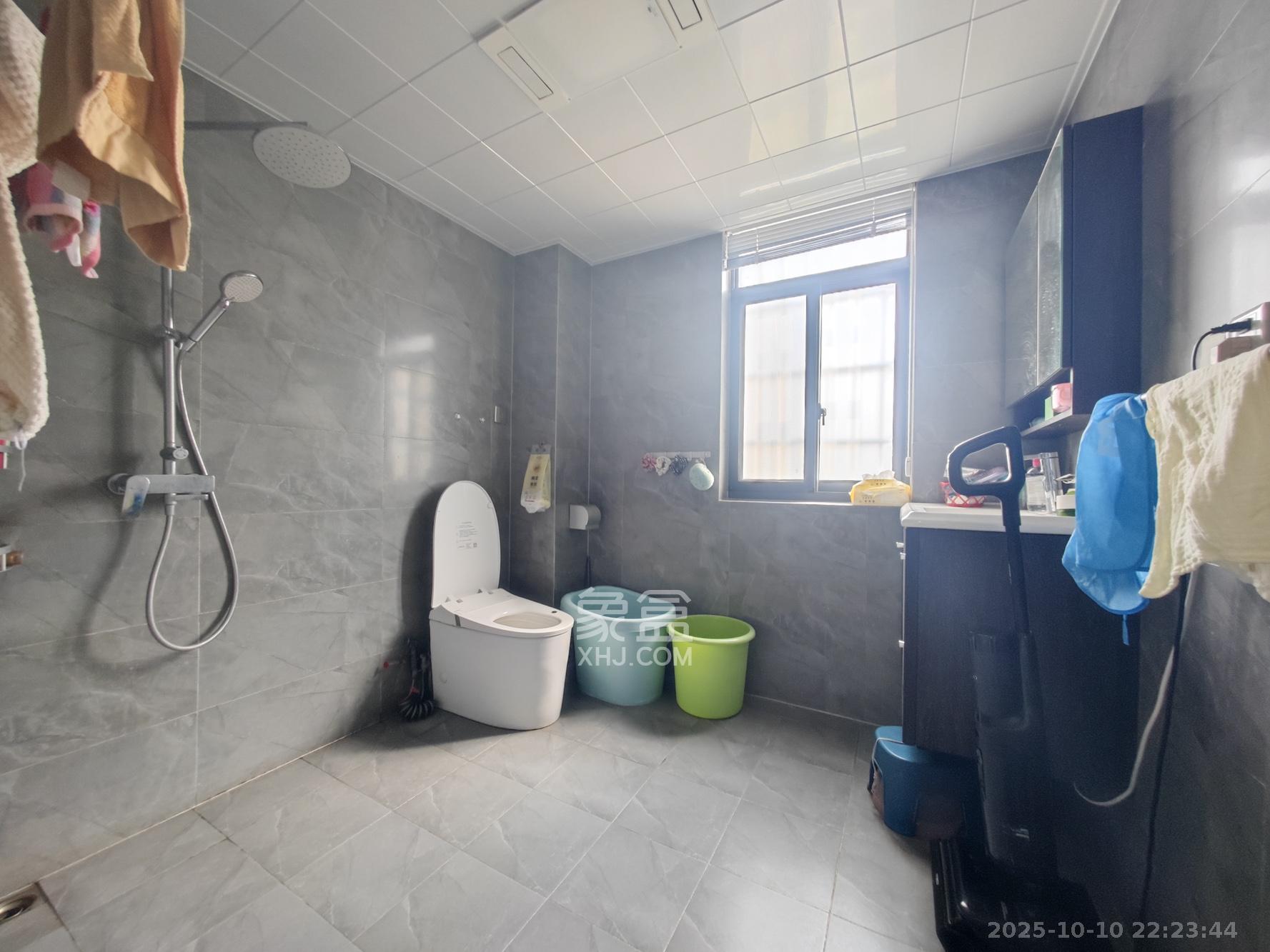 华银天际  5室2厅2卫    178.0万 华银天际  5室2厅2卫    178.0万卫生间