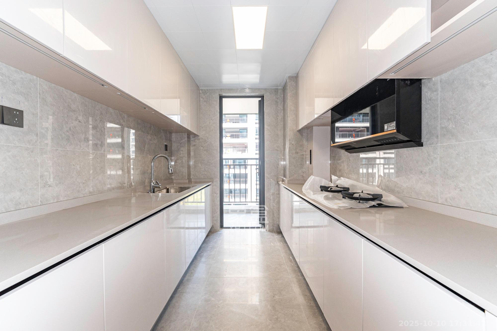 万科松湖天地  4室2厅2卫    200.0万厨房