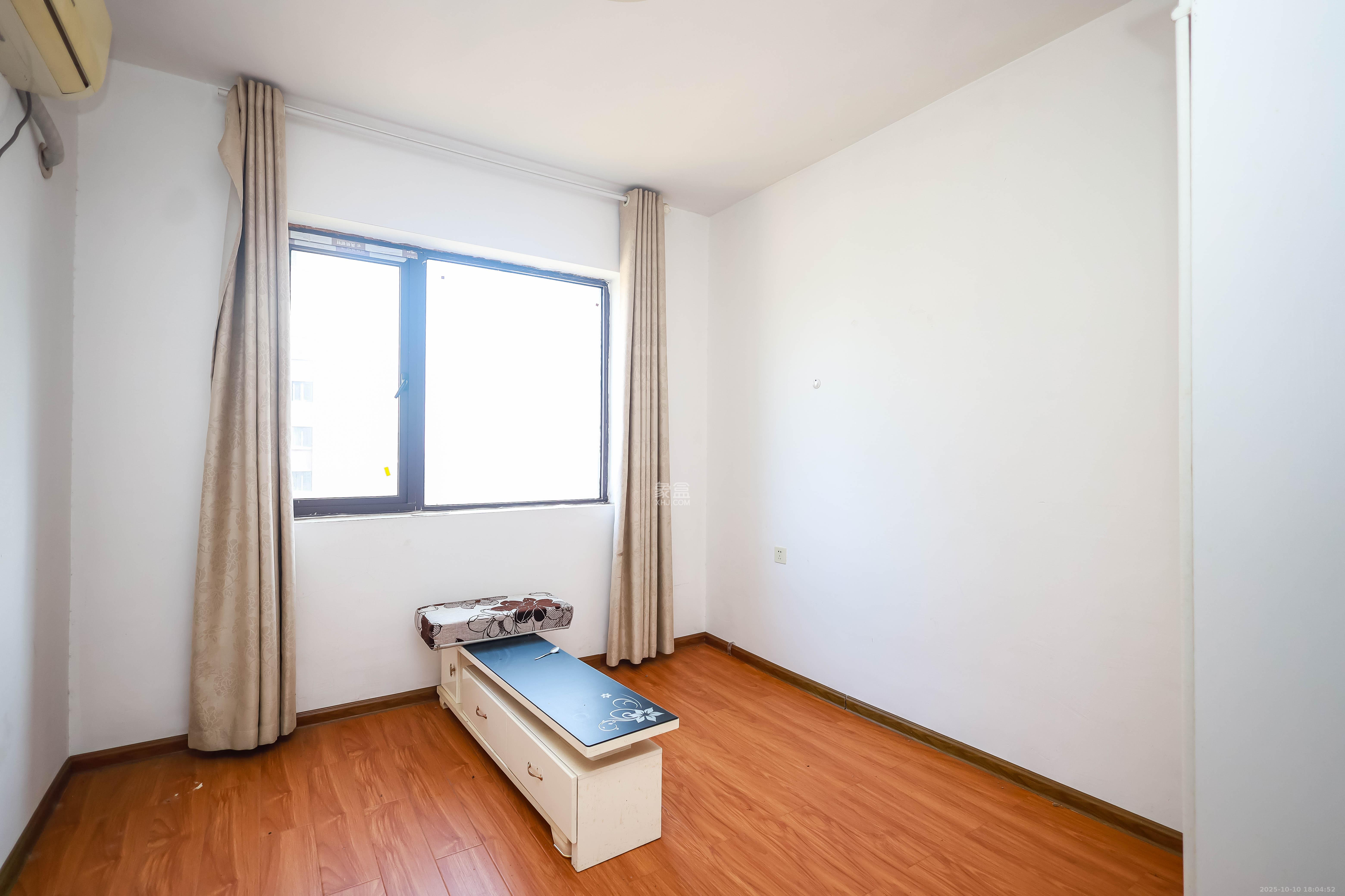 奥克斯缔壹城  4室2厅2卫    128.0万 奥克斯缔壹城  4室2厅2卫    128.0万卧室