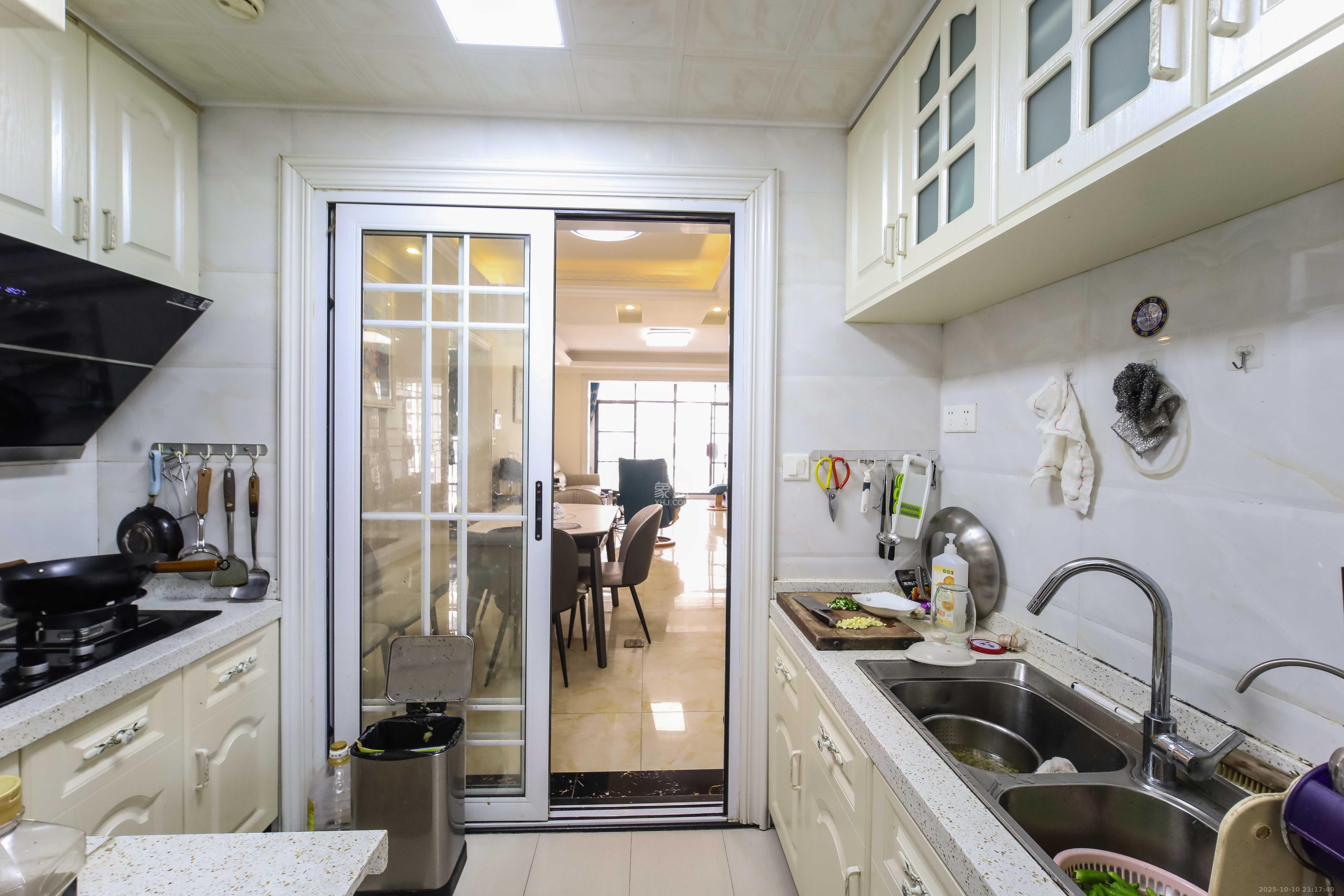 江河东澜湾  3室2厅2卫    135.0万厨房