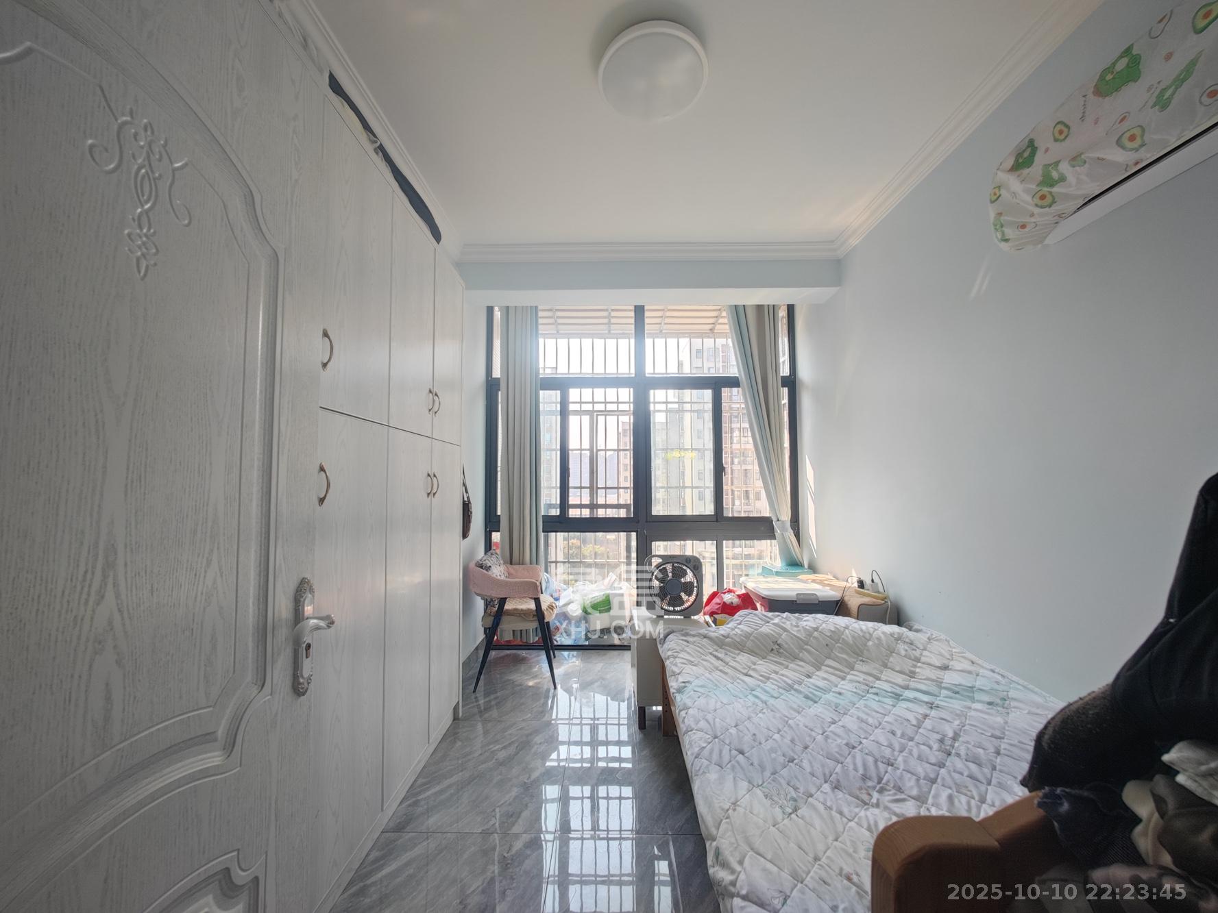 华银天际  5室2厅2卫    178.0万 华银天际  5室2厅2卫    178.0万卧室