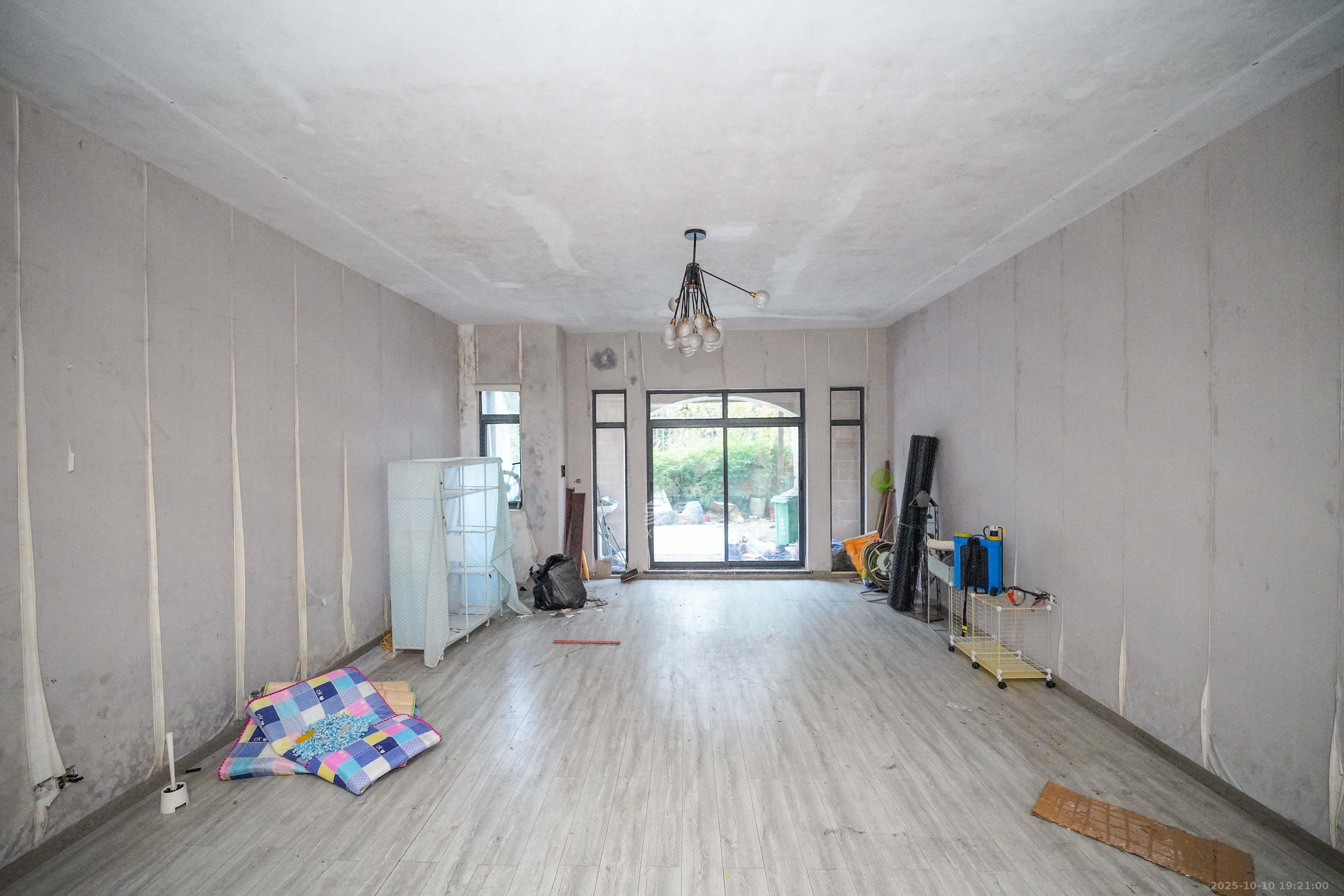 五矿万境蓝山 6室2厅4卫 355.0万 五矿万境蓝山 6室2厅4卫 355.0万客厅