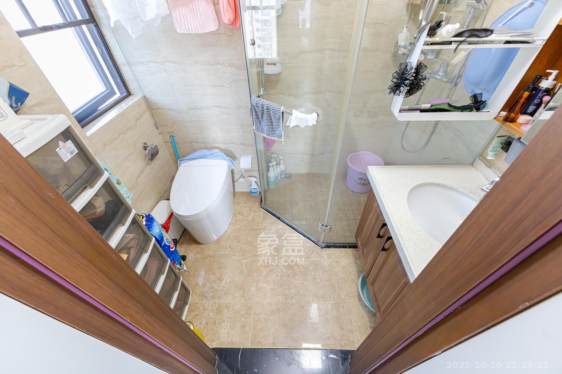 万润滨江天著  5室2厅2卫    135.0万卫生间