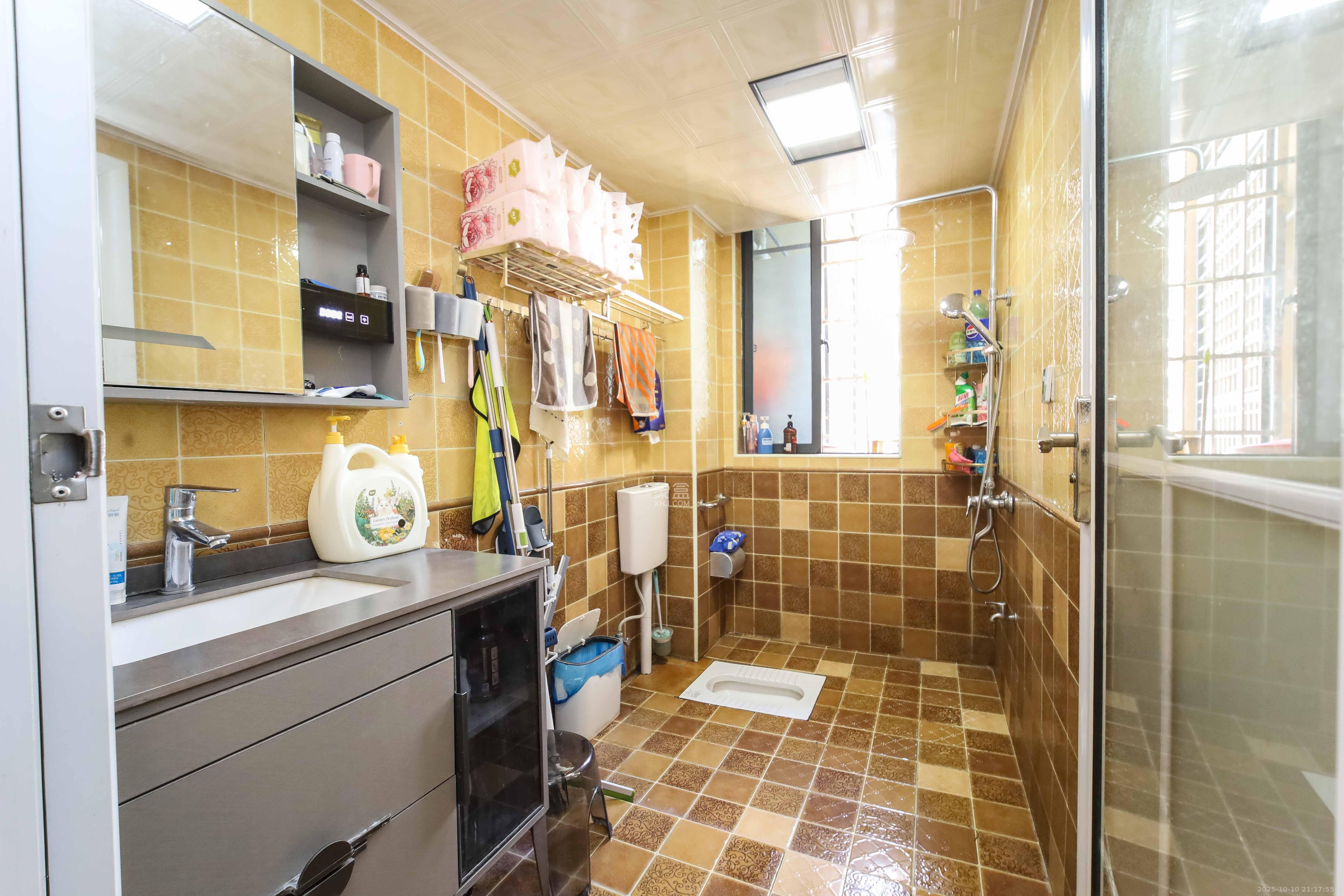 江河东澜湾  3室2厅2卫    135.0万卫生间