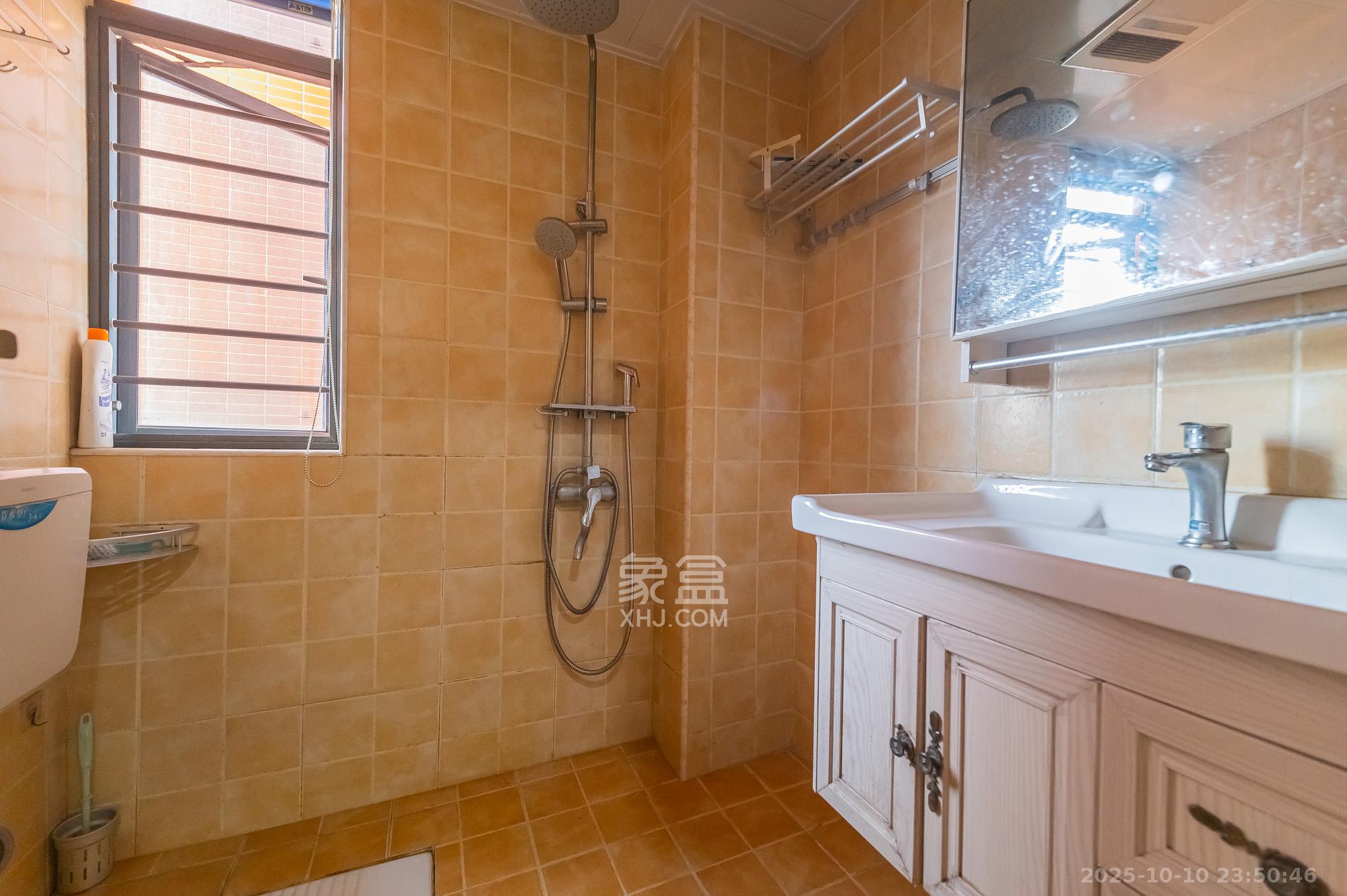 海伦春天 2室1厅1卫 51.8万 海伦春天 2室1厅1卫 51.8万卫生间