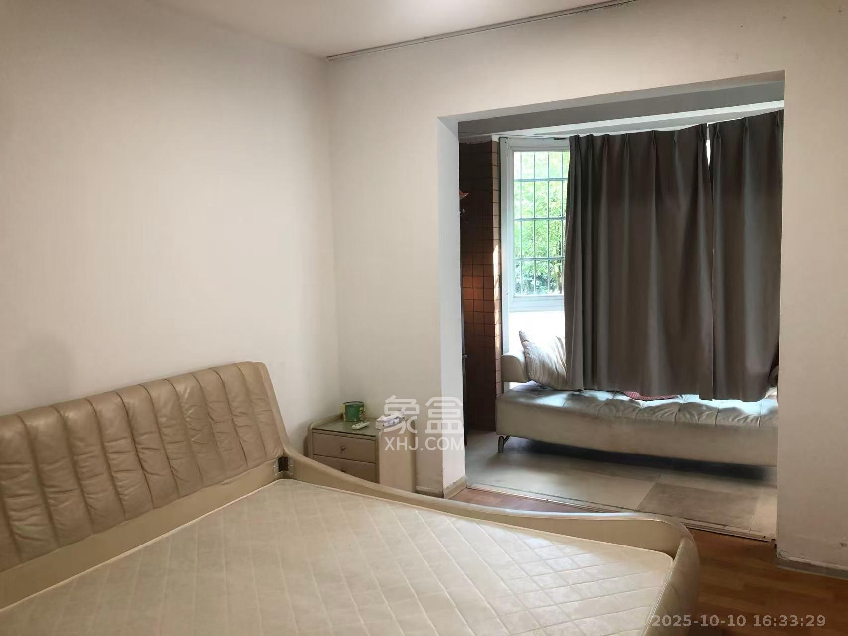 金秋小区  3室2厅2卫    2400.0元/月 金秋小区  3室2厅2卫    2400.0元/月室内图