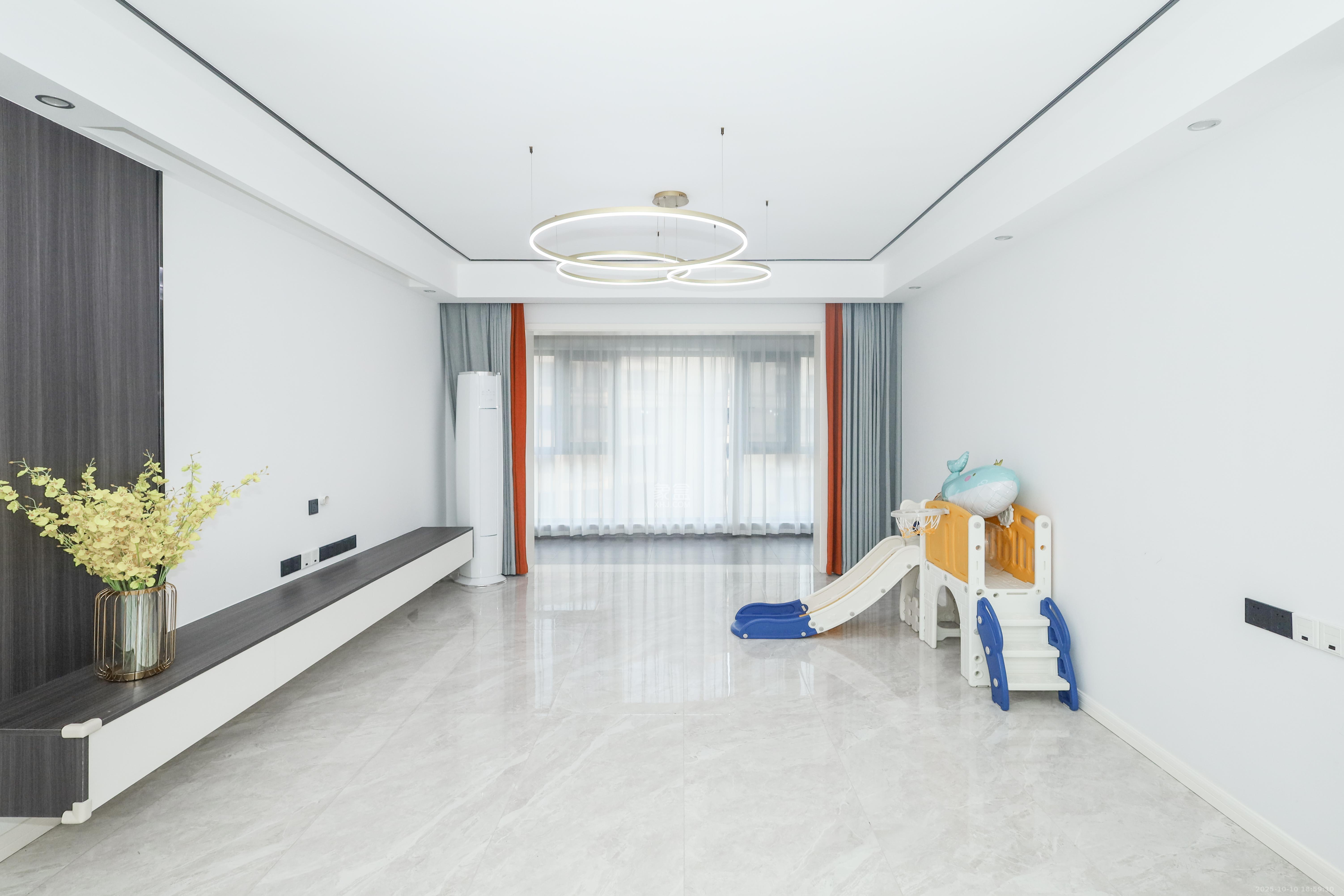 保利麓谷林语D区 4室2厅2卫 148.0万 保利麓谷林语D区 4室2厅2卫 148.0万客厅