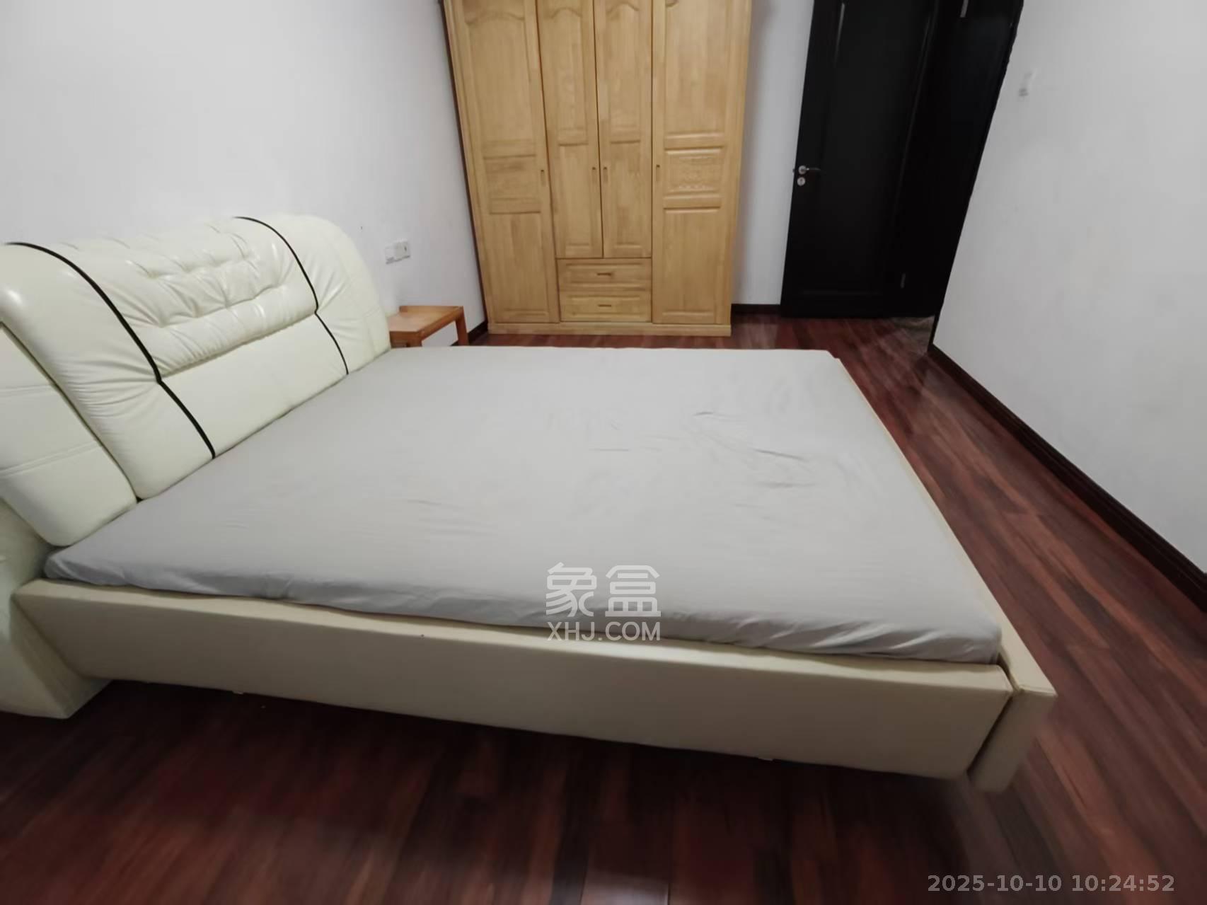 绿地中央广场  3室2厅1卫    2600.0元/月 绿地中央广场  3室2厅1卫    2600.0元/月室内图