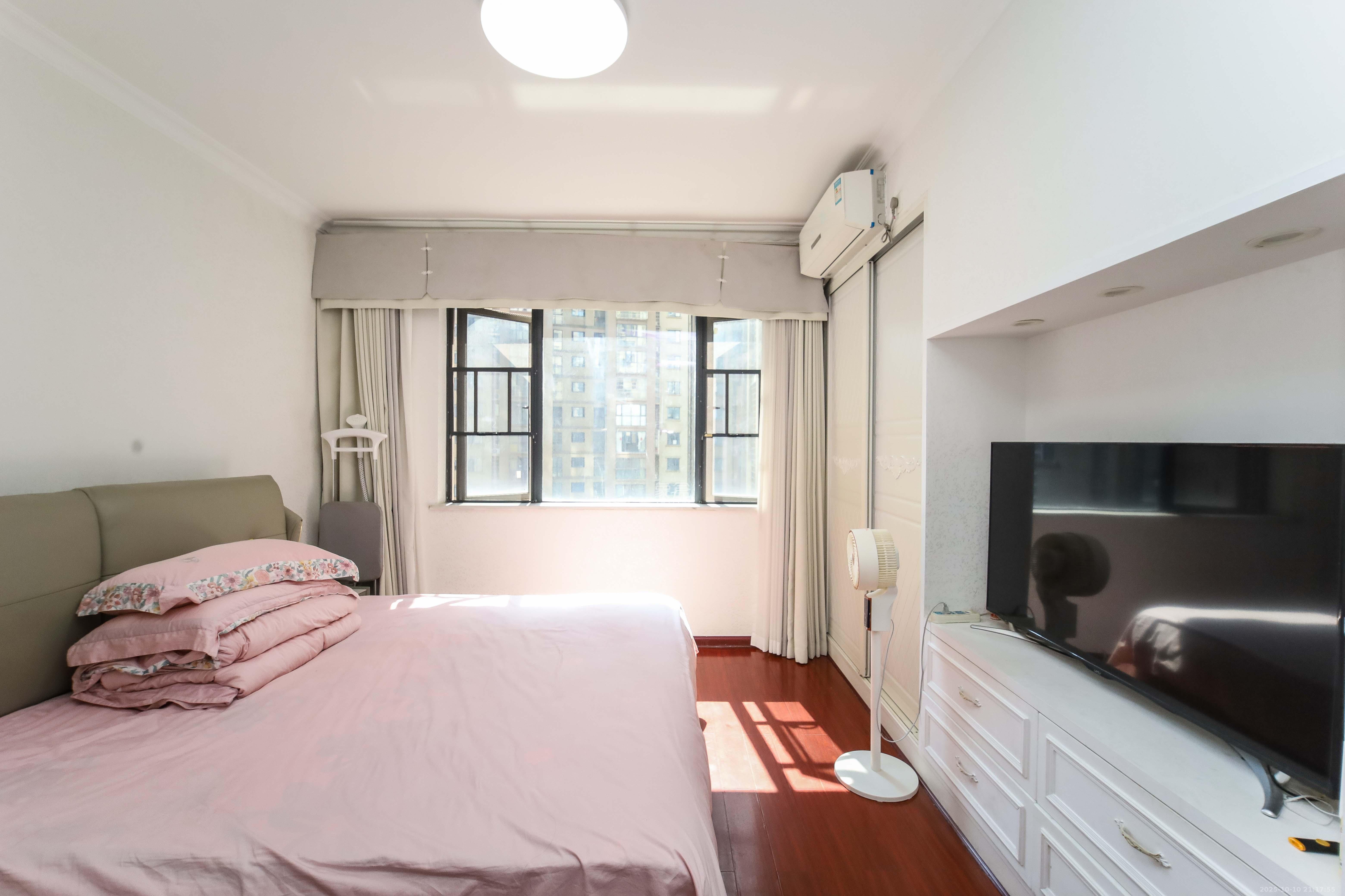 江河东澜湾  3室2厅2卫    135.0万卧室