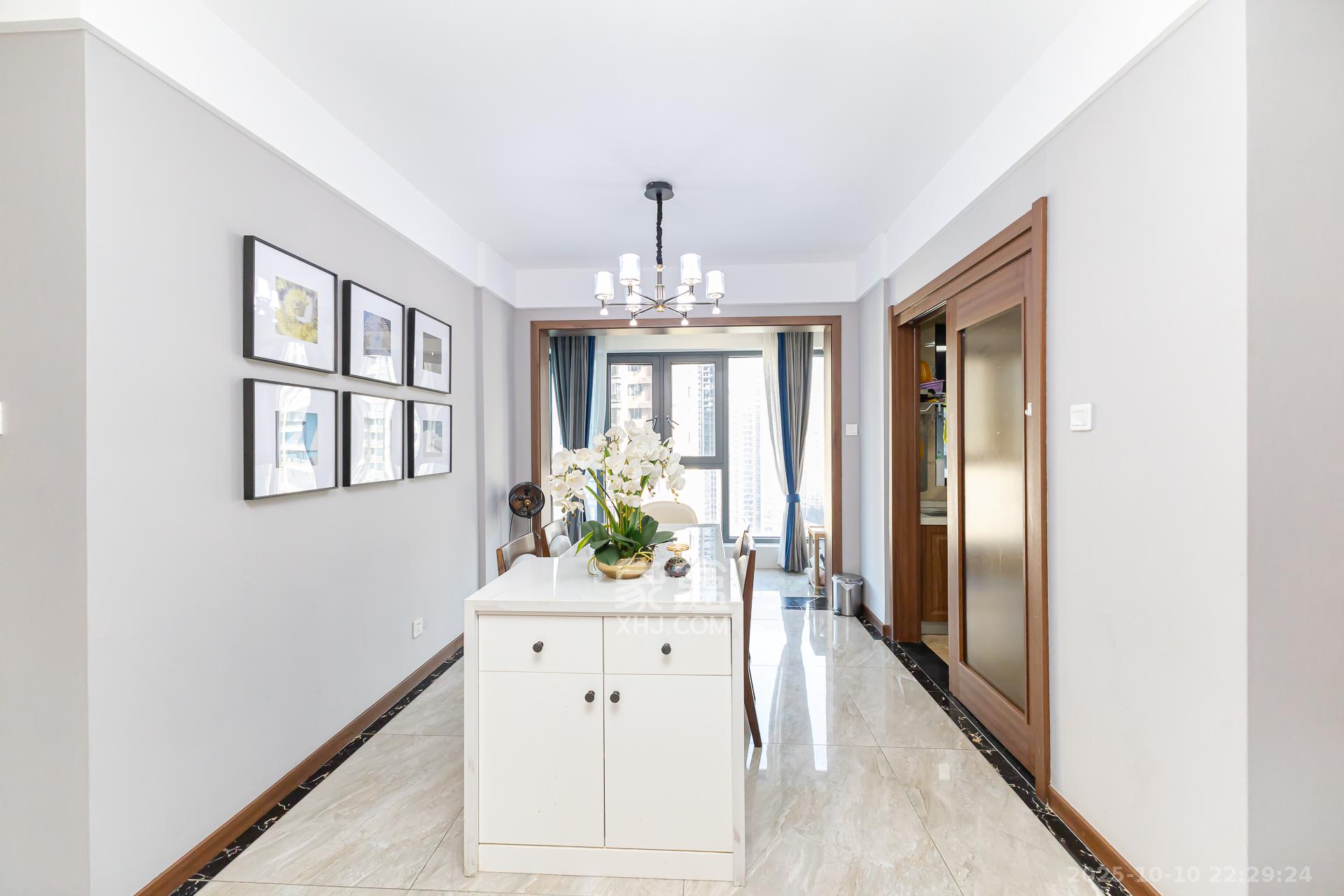 万润滨江天著 5室2厅2卫 135.0万 万润滨江天著 5室2厅2卫 135.0万客厅