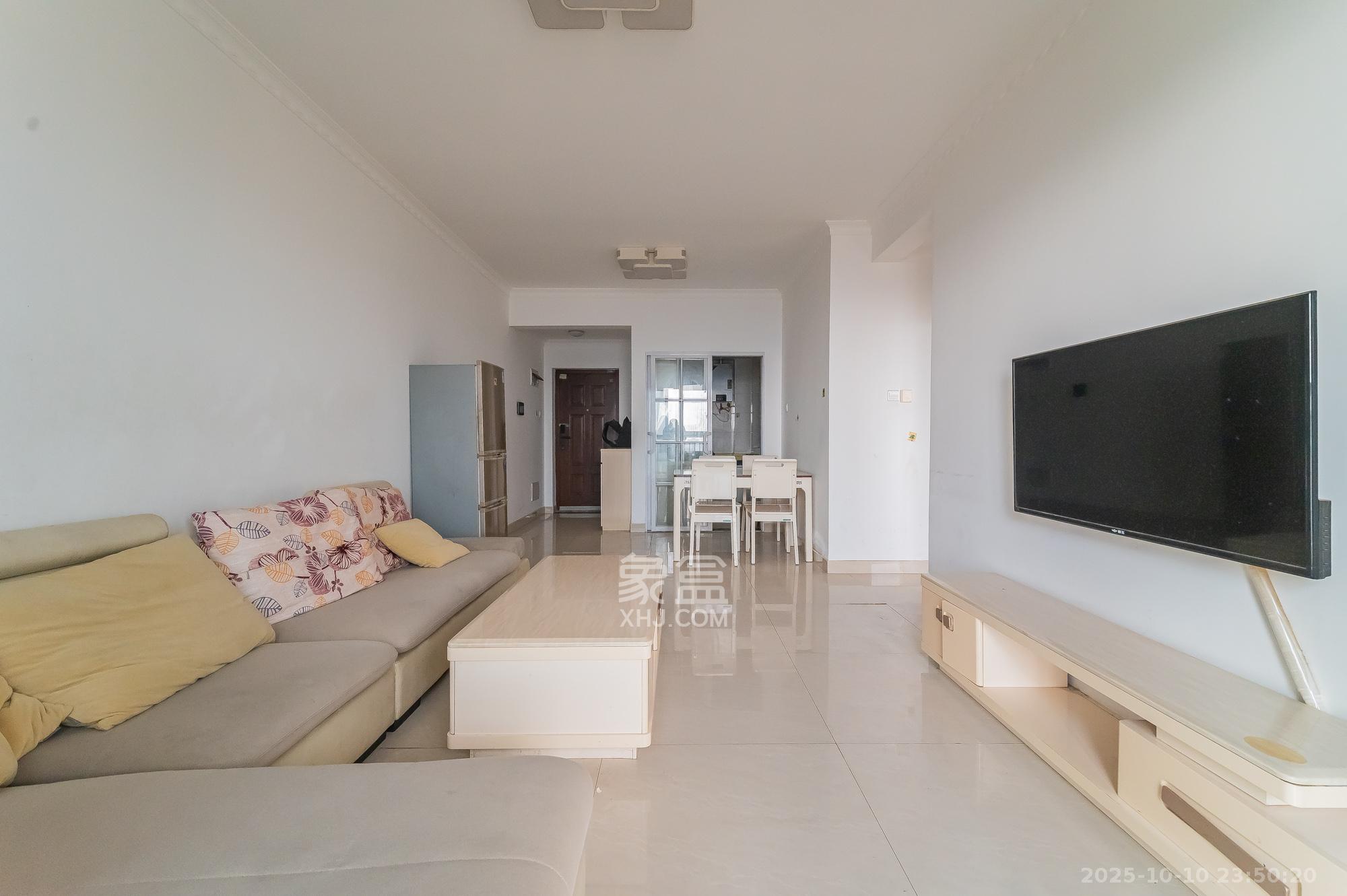 华润置地广场二期  3室2厅2卫    69.8万 华润置地广场二期  3室2厅2卫    69.8万客厅