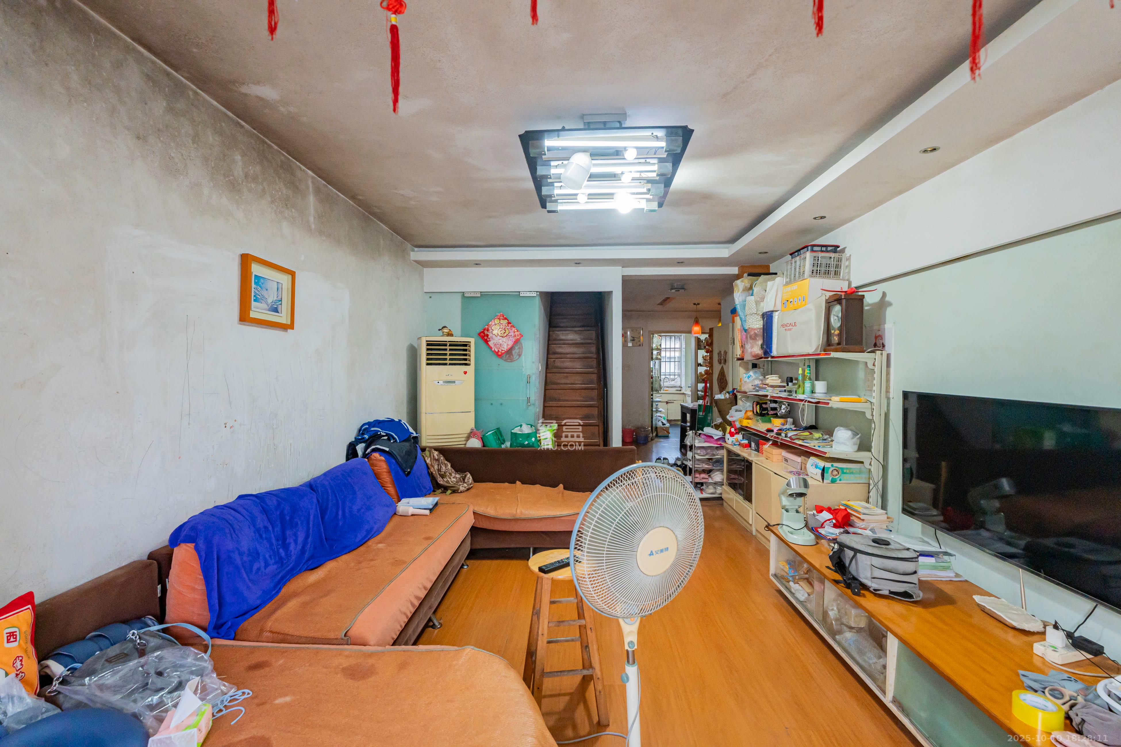 金帆小区  4室2厅2卫    79.0万 金帆小区  4室2厅2卫    79.0万客厅