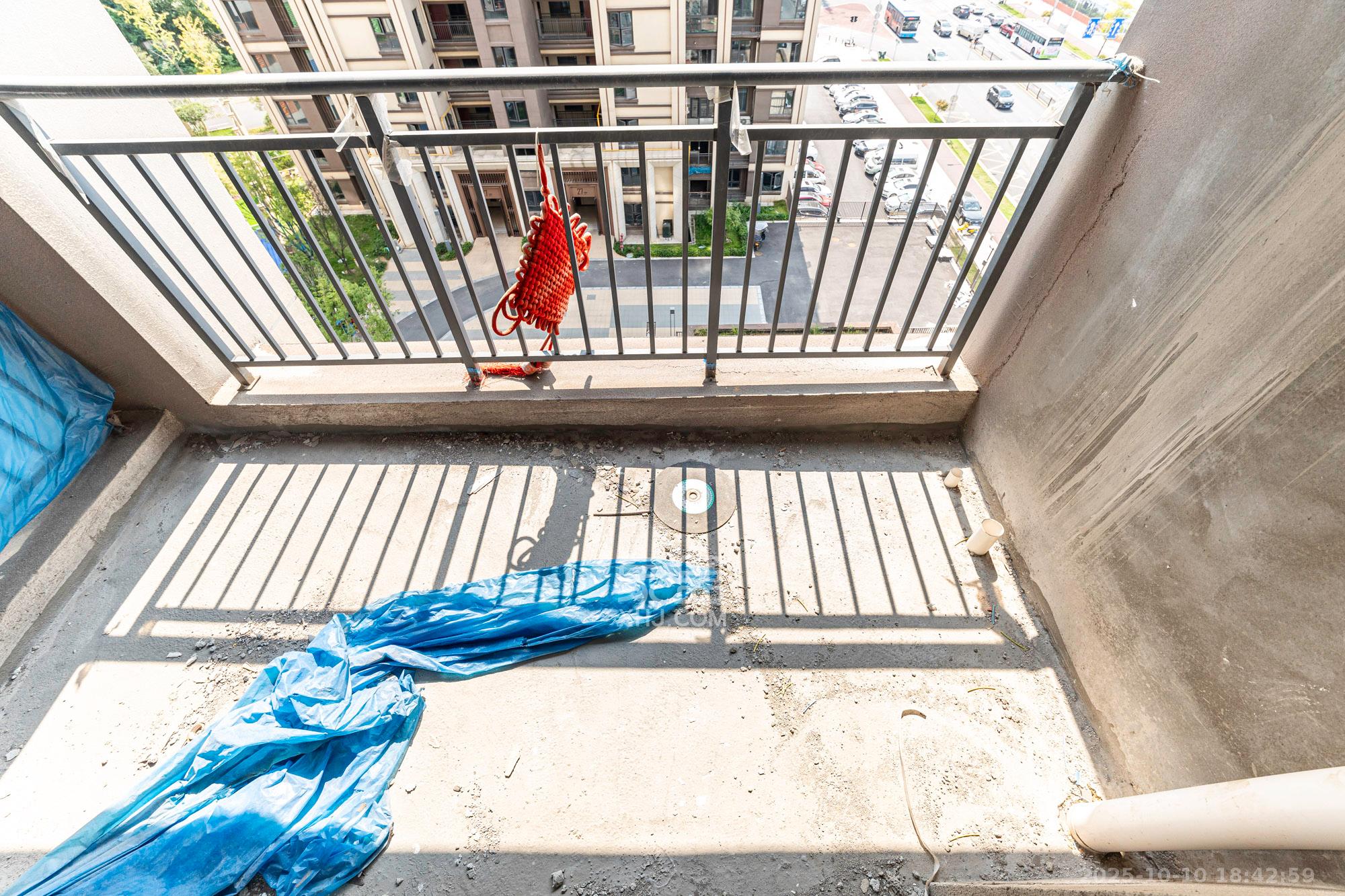 荣盛城  4室2厅2卫    88.0万阳台